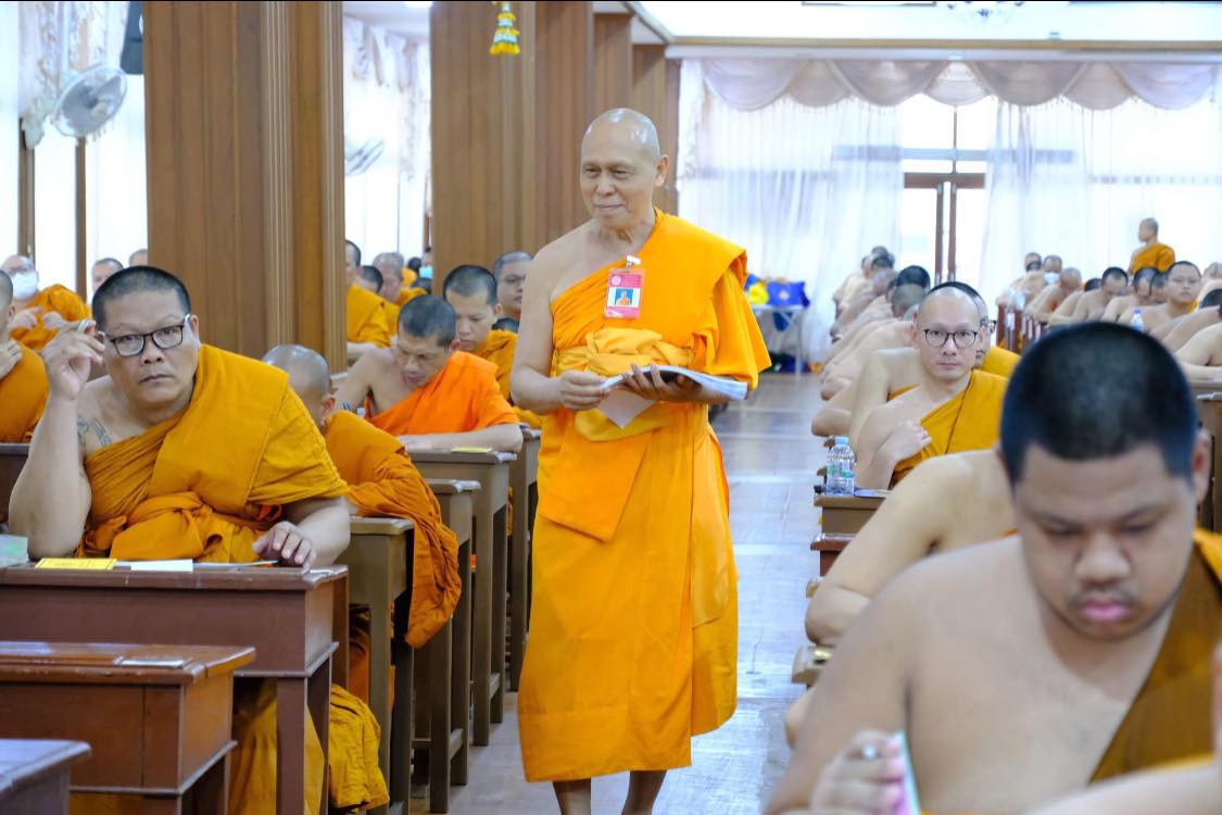 คณะสงฆ์วัดพระธรรมกาย ร่วมเป็นกรรมการคุมสอบบาลีเปรียญเอก สนามสอบวัดสามพระยา