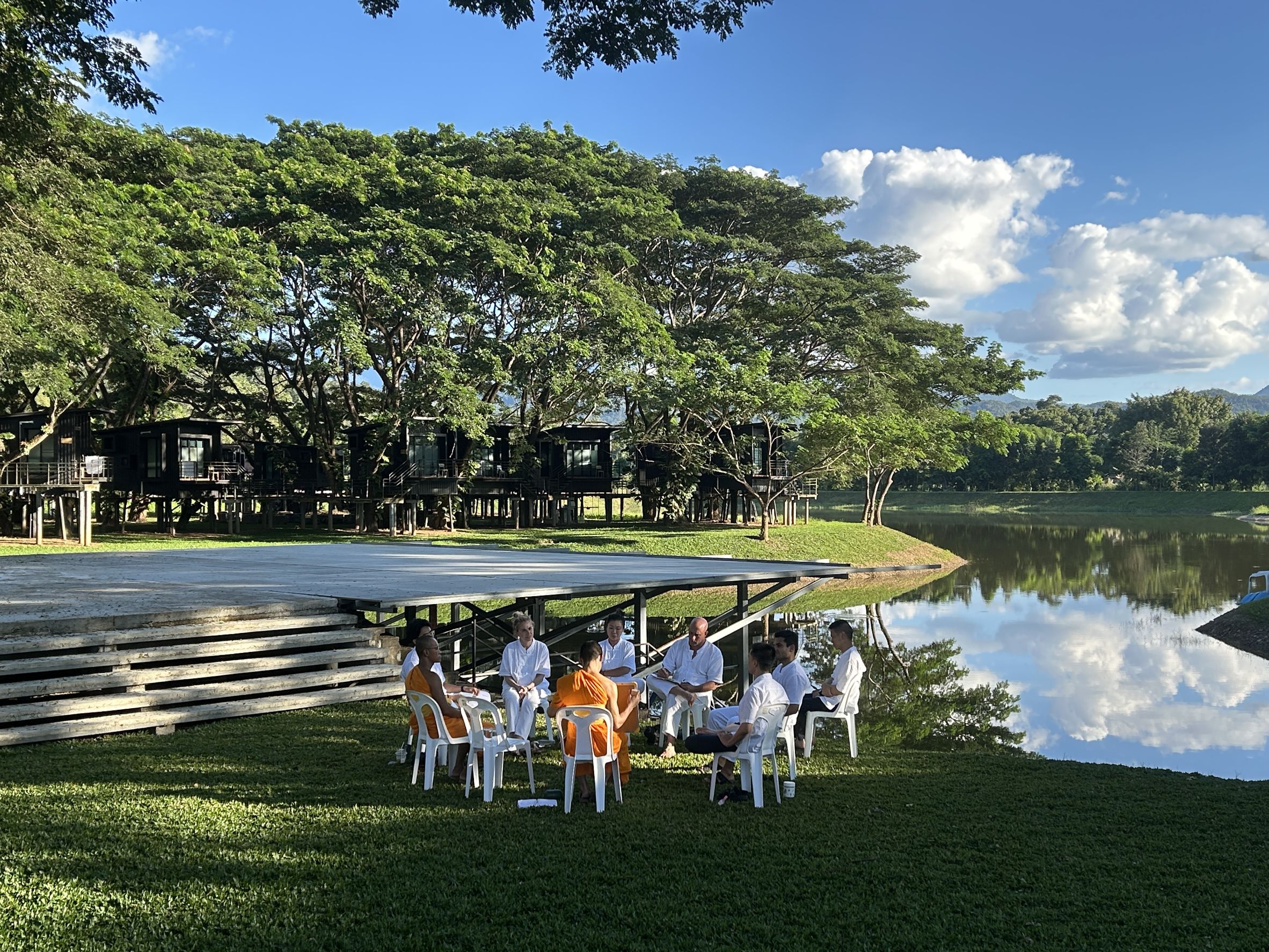 นักจิตรกรหญิงชาวฮ่องกง ร่วมปฏิบัติธรรมที่ศูนย์ปฏิบัติธรรมนานาชาติปาย