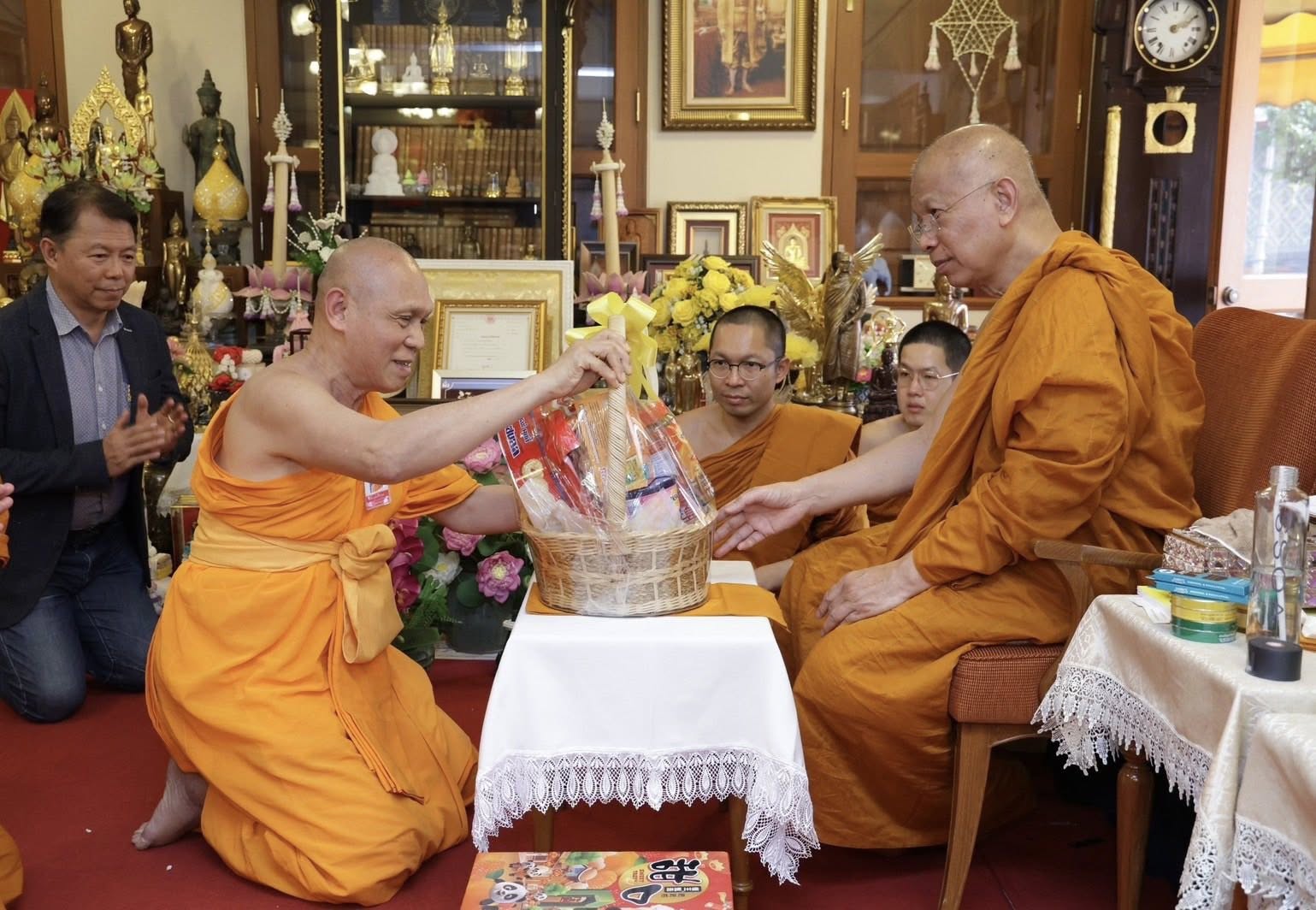 เลขานุการสมเด็จพระสังฆราช รับถวายมุทิตาสักการะจากเจ้าอาวาสวัดพระธรรมกาย