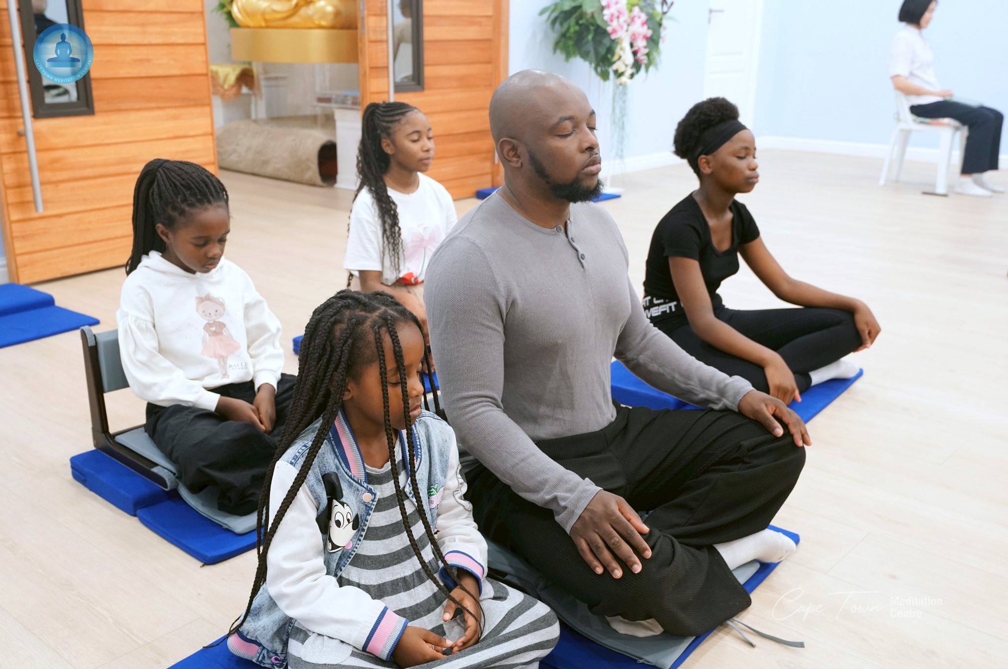 วัดพุทธเคปทาวน์ จัดปฏิบัติธรรมและสอนสมาธิแก่ชาวท้องถิ่น