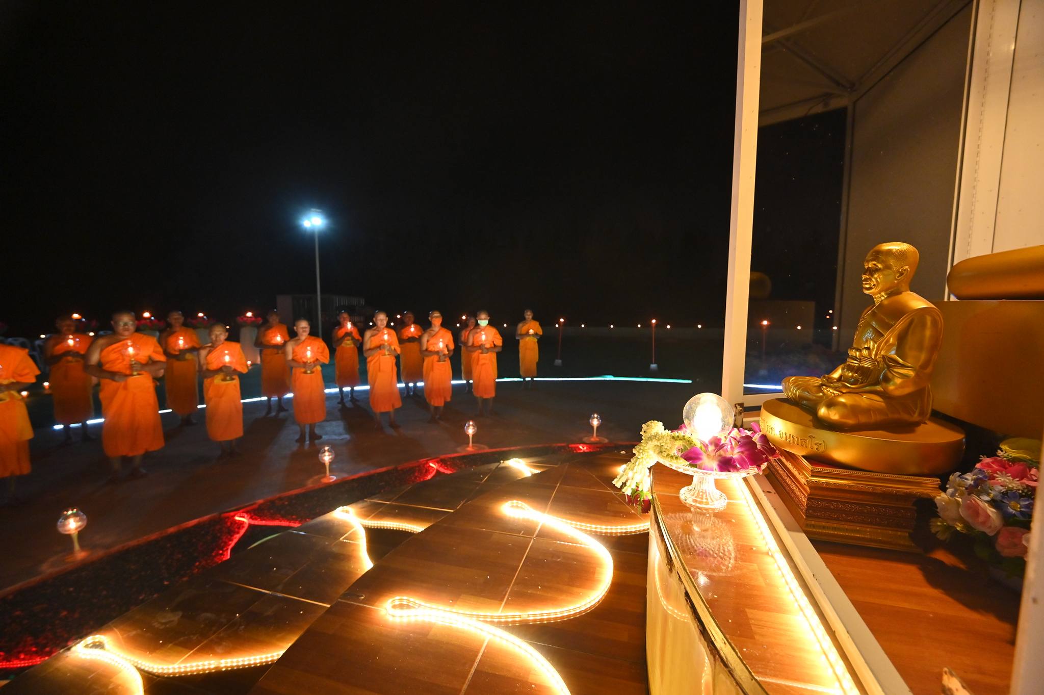 ศูนย์ปฏิบัติธรรมพนมสารคาม จัดพิธีจุดประทีปและเวียนประทักษิณ