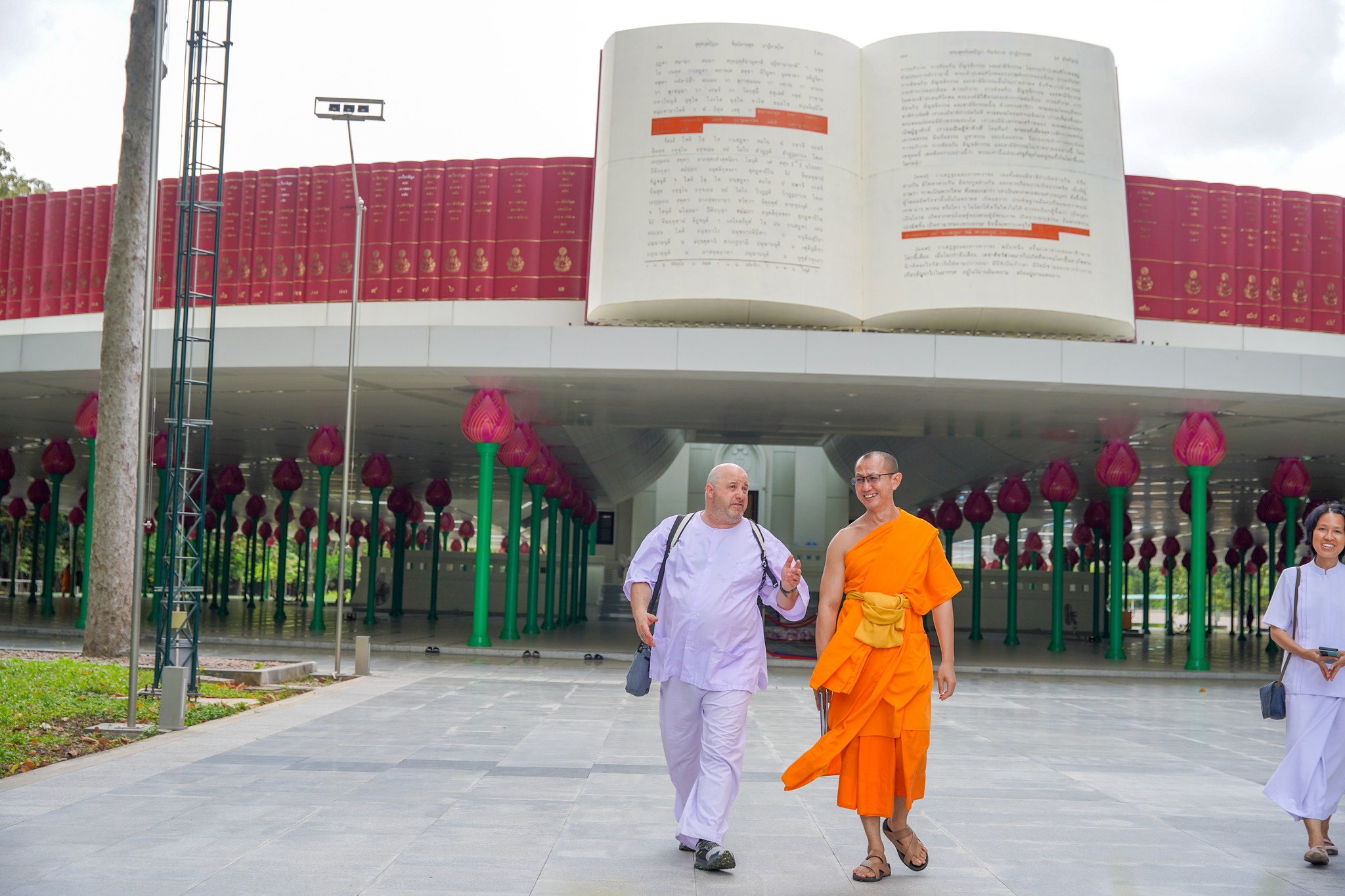 ชาวนิวซีแลนด์ เดินทางมาเยี่ยมชมวัดพระธรรมกาย
