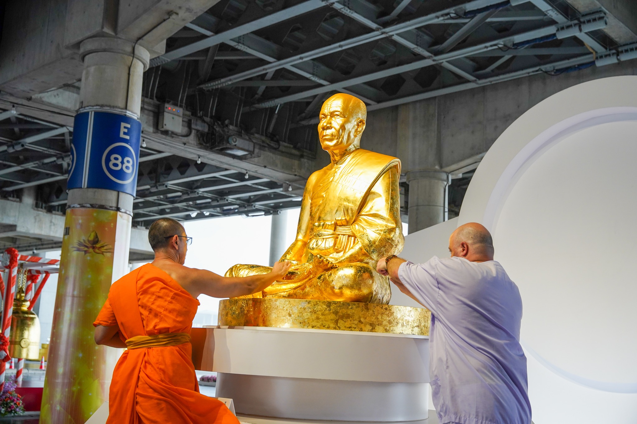 ชาวนิวซีแลนด์ เดินทางมาเยี่ยมชมวัดพระธรรมกาย
