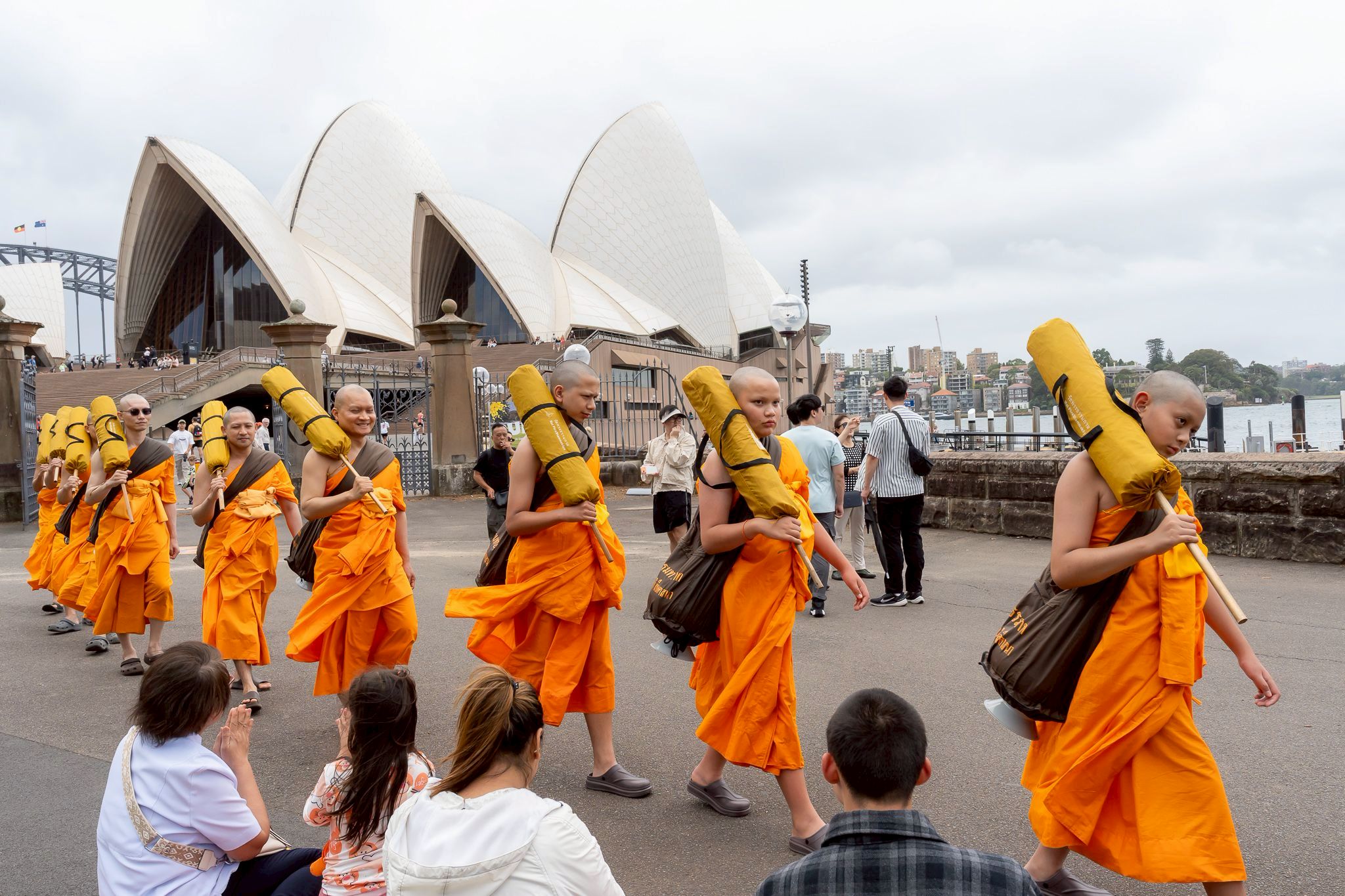 วัดพระธรรมกายนครซิดนีย์ จัดตักบาตรพระภิกษุ สามเณร ณ Capital Theater