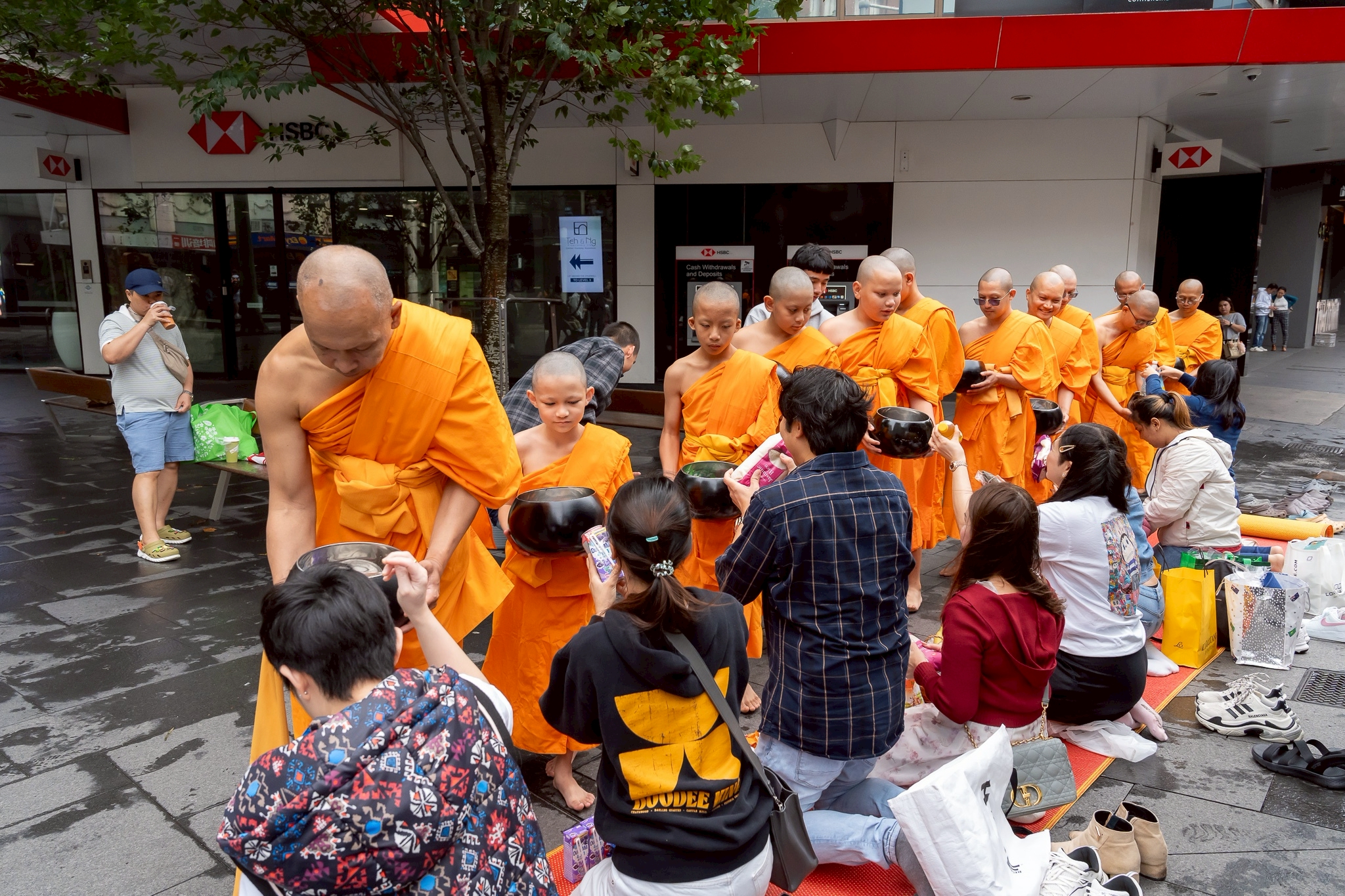วัดพระธรรมกายนครซิดนีย์ จัดตักบาตรพระภิกษุ สามเณร ณ Capital Theater