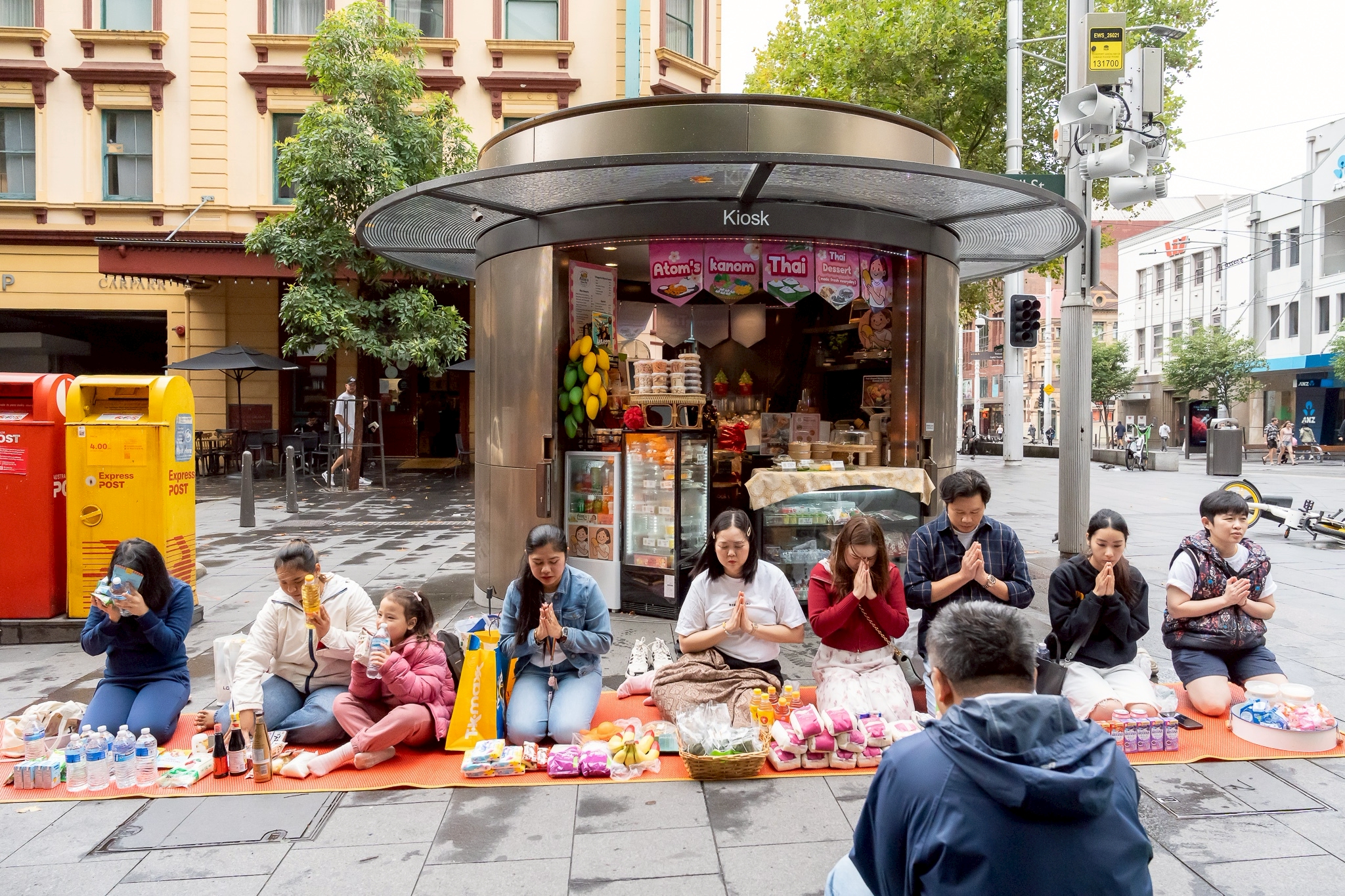 วัดพระธรรมกายนครซิดนีย์ จัดตักบาตรพระภิกษุ สามเณร ณ Capital Theater