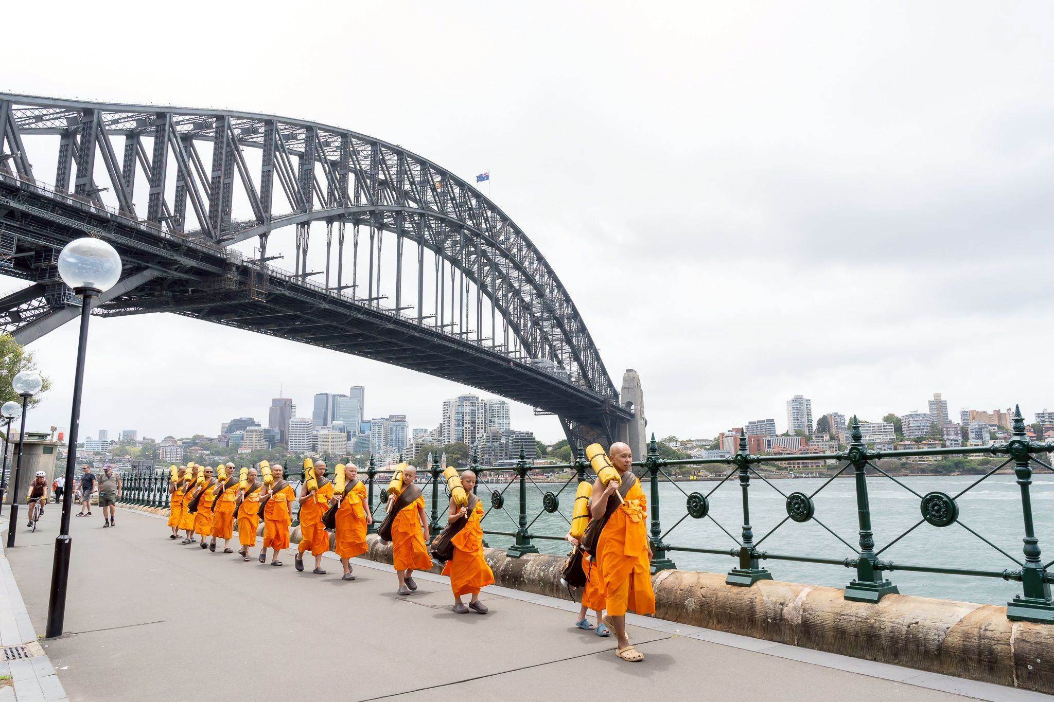 วัดพระธรรมกายนครซิดนีย์ จัดตักบาตรพระภิกษุ สามเณร ณ Capital Theater