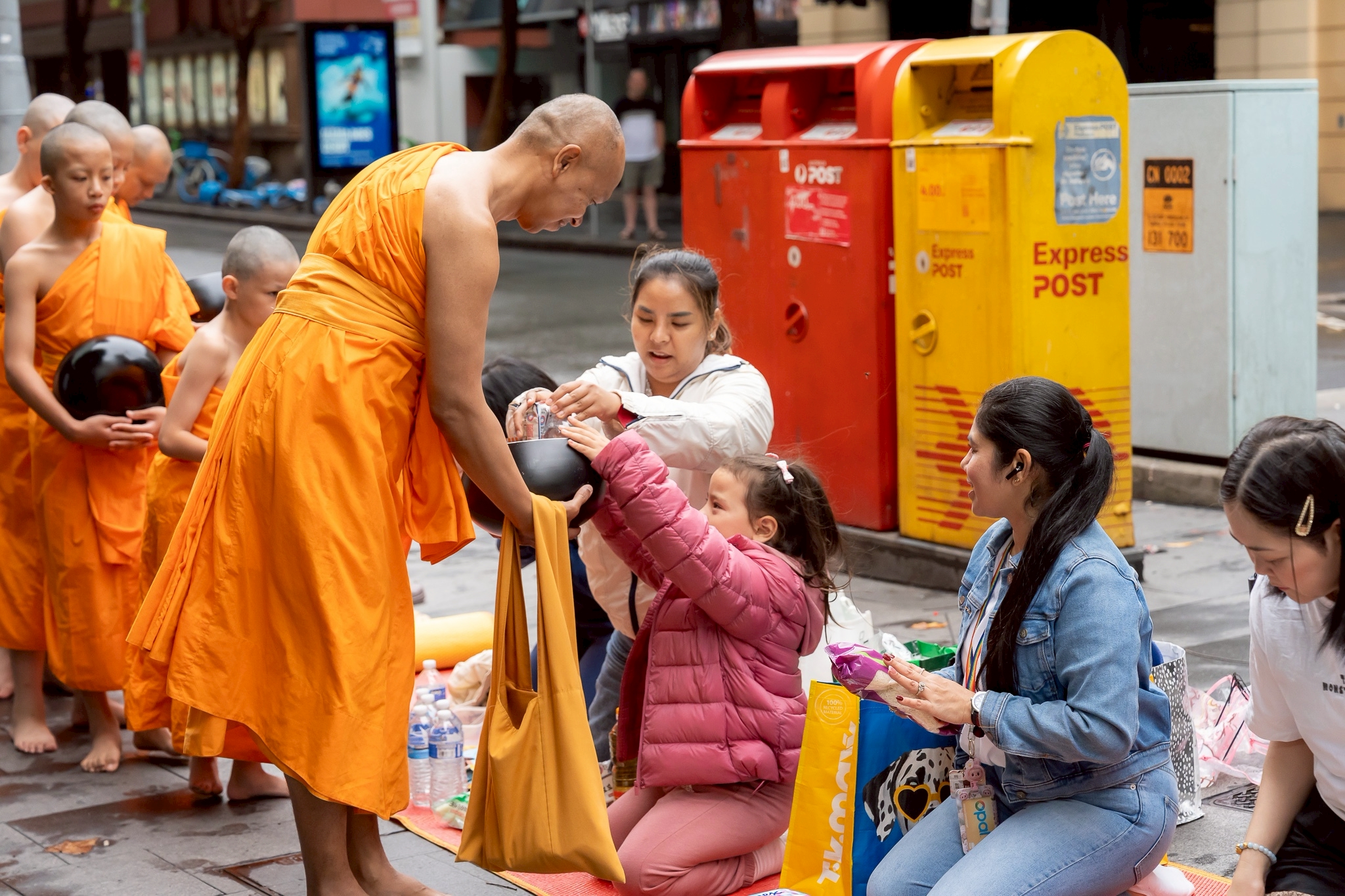 วัดพระธรรมกายนครซิดนีย์ จัดตักบาตรพระภิกษุ สามเณร ณ Capital Theater