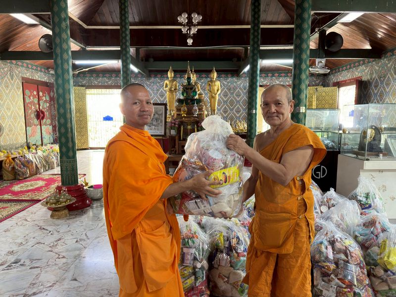 โครงการธรรมยาตรา ปีที่ 14 ส่งมอบอาหารตักบาตรแก่เครือข่าย บวร จ.นครปฐม 29 แห่ง