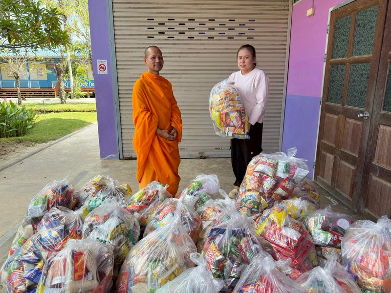 โครงการธรรมยาตรา ปีที่ 14 ส่งมอบอาหารตักบาตรแก่เครือข่าย บวร จ.นครปฐม 29 แห่ง