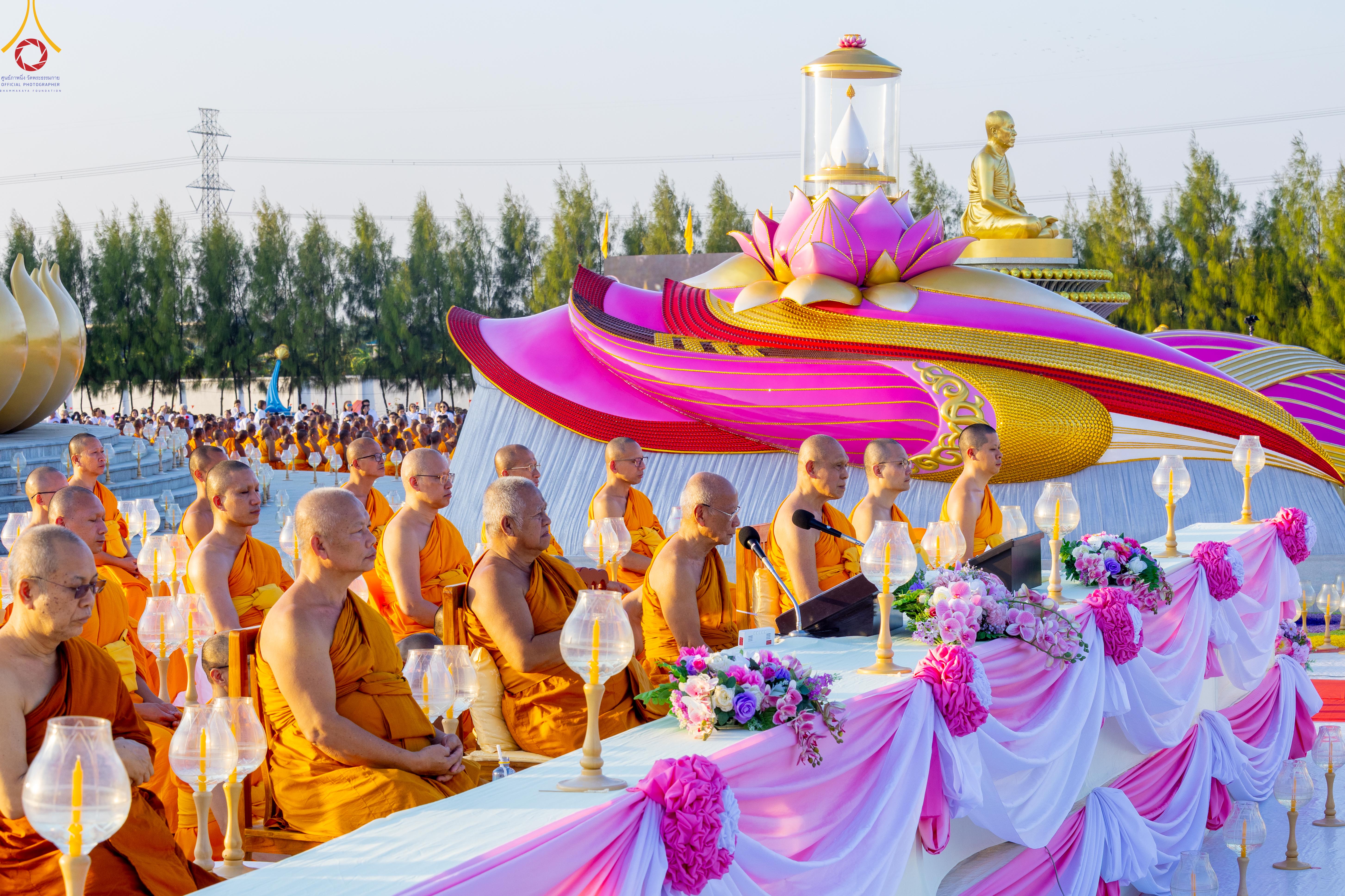 ธีจุดประทีป ณ อนุสรณ์สถานบางปลา จ.นครปฐม สถานที่เผยแผ่วิชชาธรรมกายครั้งแรก