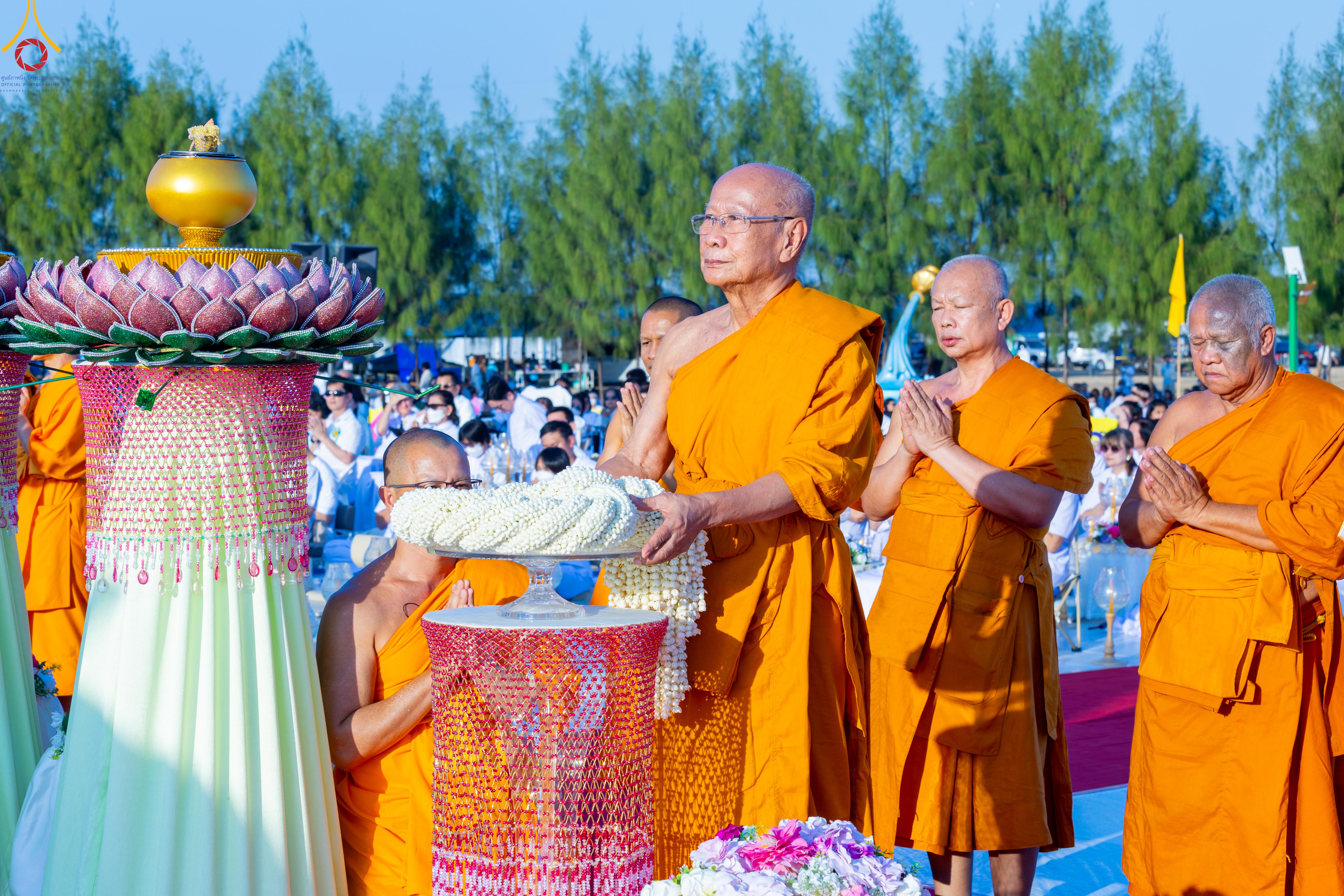 ธีจุดประทีป ณ อนุสรณ์สถานบางปลา จ.นครปฐม สถานที่เผยแผ่วิชชาธรรมกายครั้งแรก