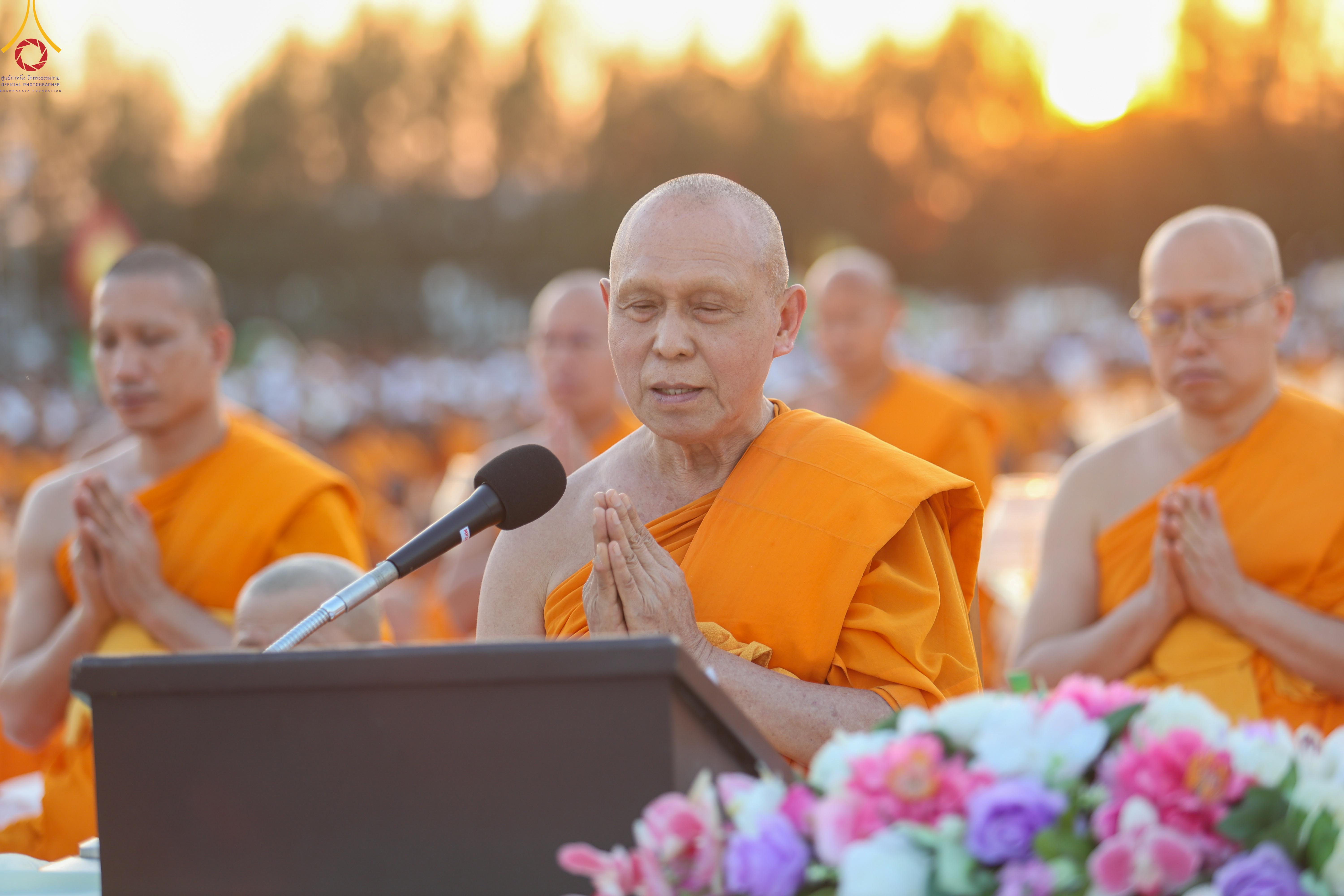 ธีจุดประทีป ณ อนุสรณ์สถานบางปลา จ.นครปฐม สถานที่เผยแผ่วิชชาธรรมกายครั้งแรก