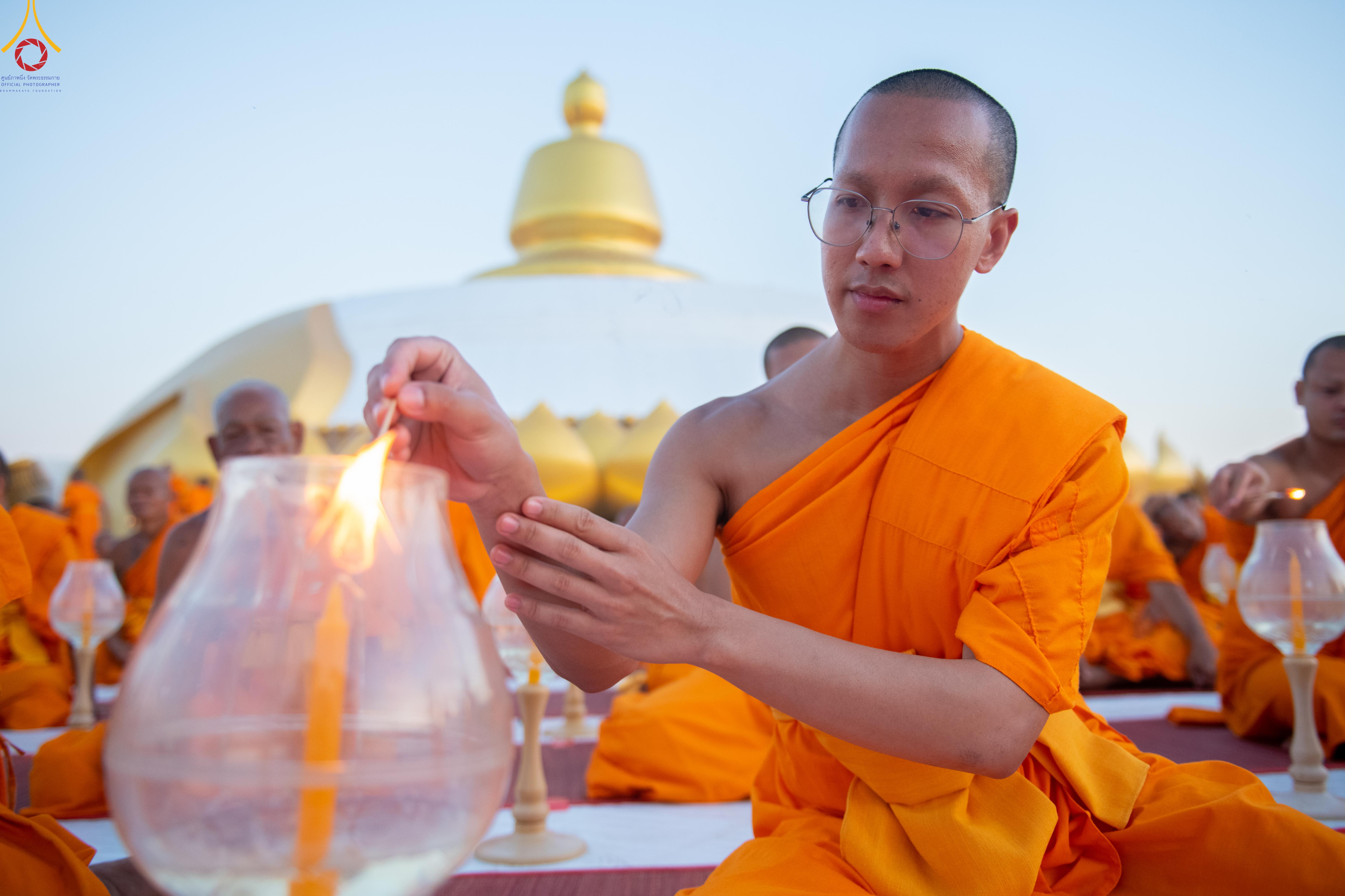ธีจุดประทีป ณ อนุสรณ์สถานบางปลา จ.นครปฐม สถานที่เผยแผ่วิชชาธรรมกายครั้งแรก
