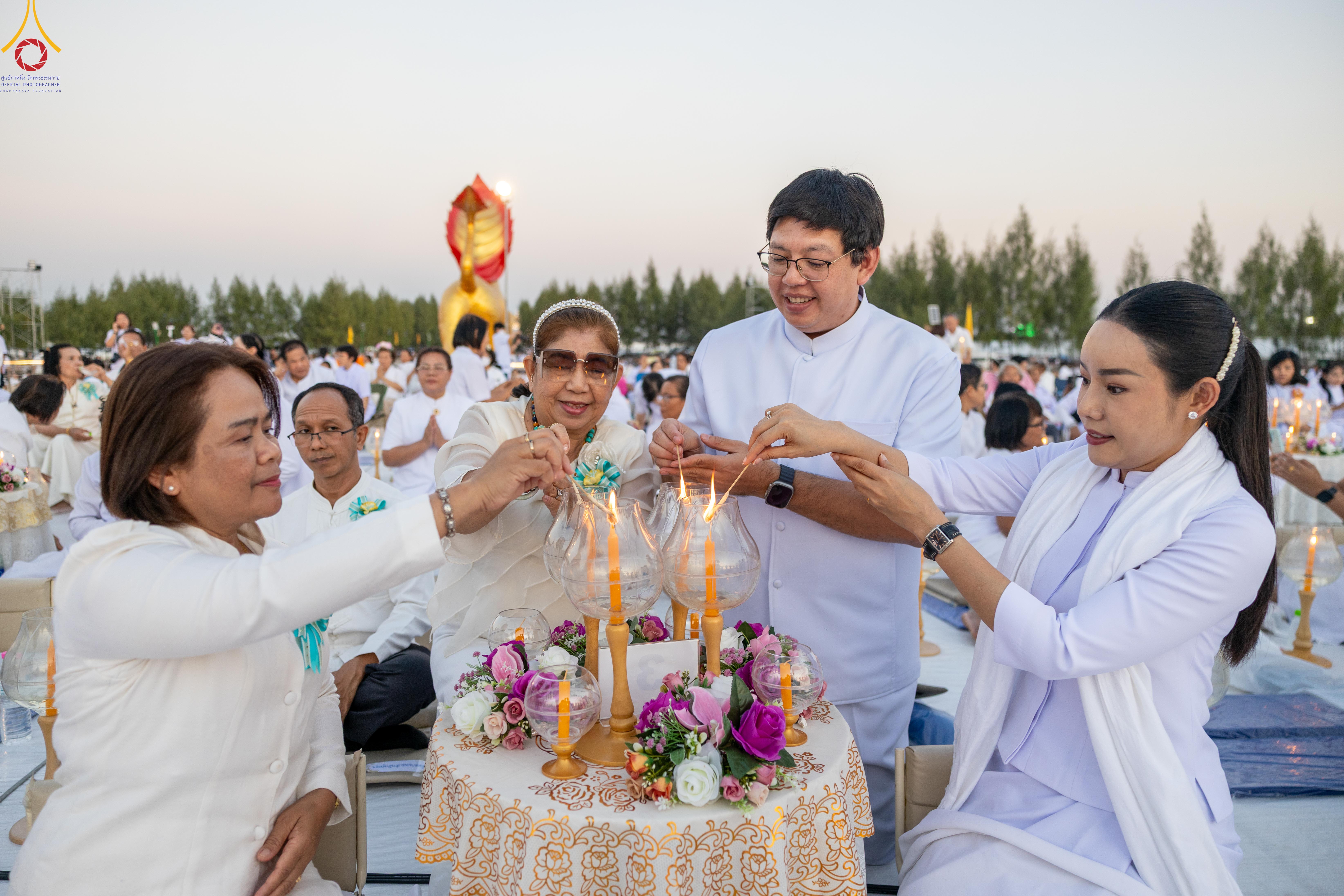 ธีจุดประทีป ณ อนุสรณ์สถานบางปลา จ.นครปฐม สถานที่เผยแผ่วิชชาธรรมกายครั้งแรก