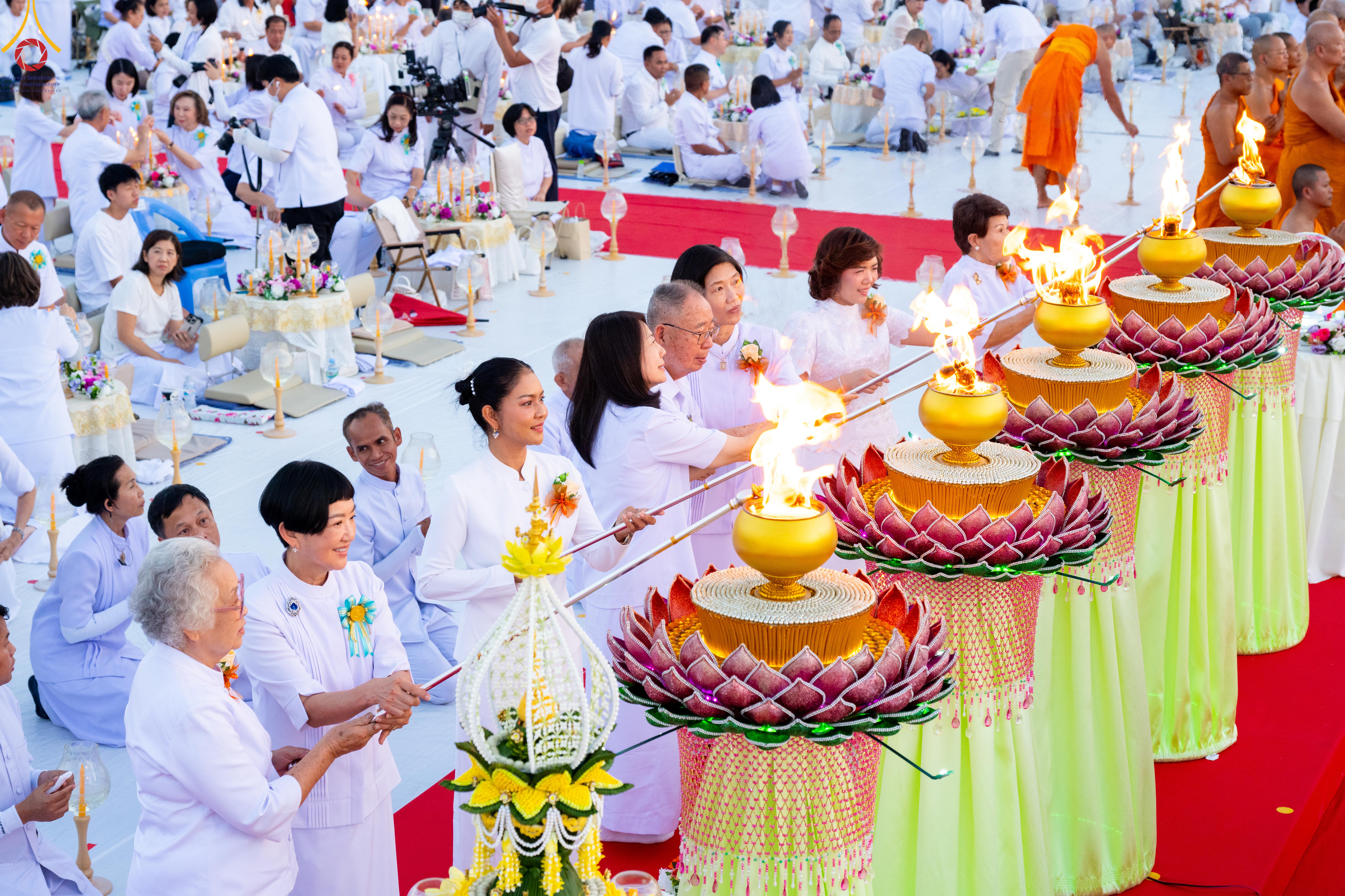 ธีจุดประทีป ณ อนุสรณ์สถานบางปลา จ.นครปฐม สถานที่เผยแผ่วิชชาธรรมกายครั้งแรก