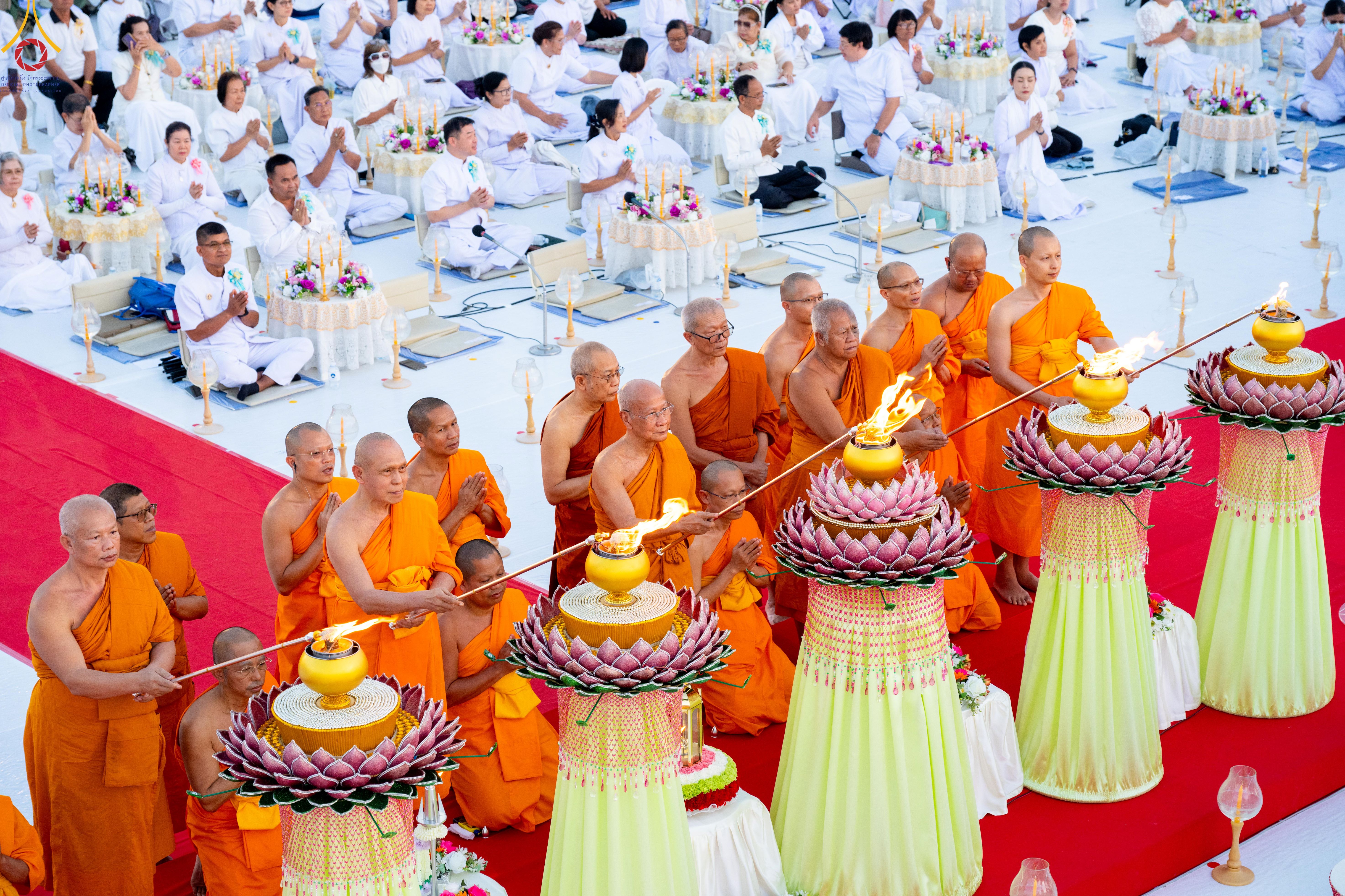 ธีจุดประทีป ณ อนุสรณ์สถานบางปลา จ.นครปฐม สถานที่เผยแผ่วิชชาธรรมกายครั้งแรก