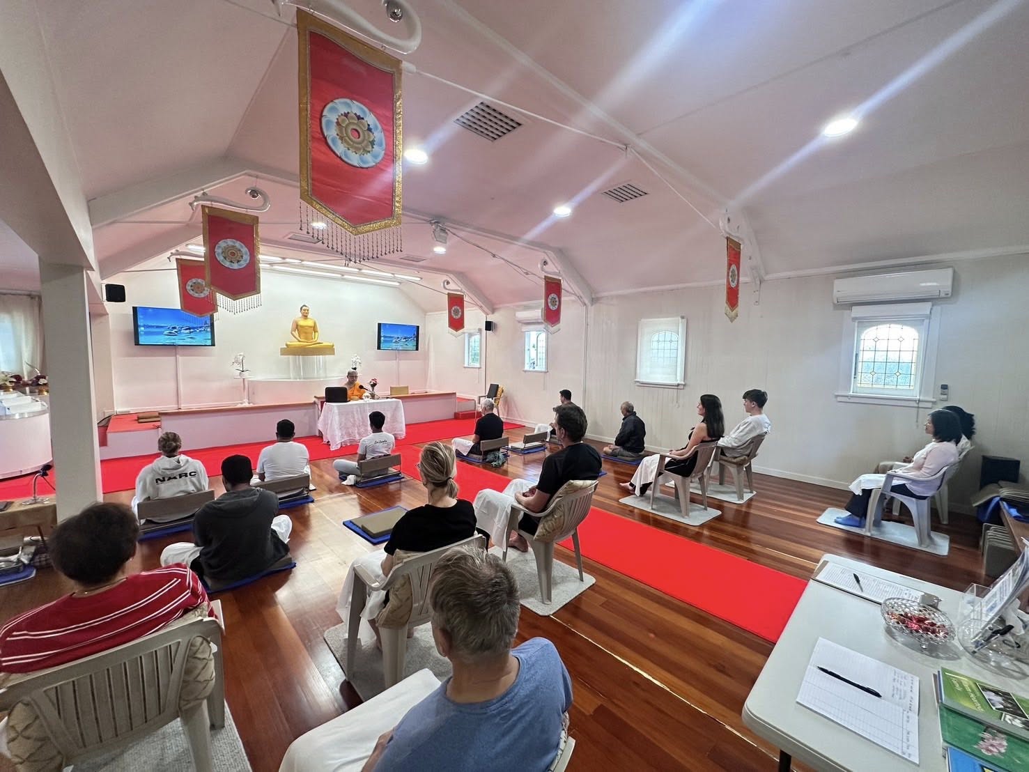 วัดพระธรรมกายโอ๊คแลนด์ จัดสอนสมาธิแก่ชาวท้องถิ่น