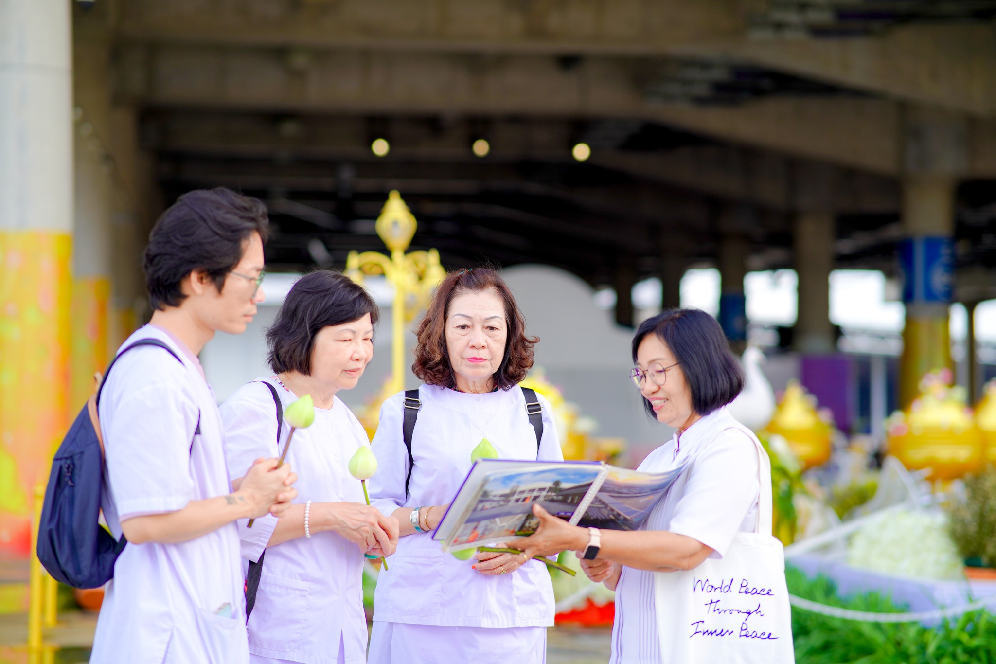 ชาวเวียดนาม เดินทางมาเยี่ยมชมวัดพระธรรมกาย