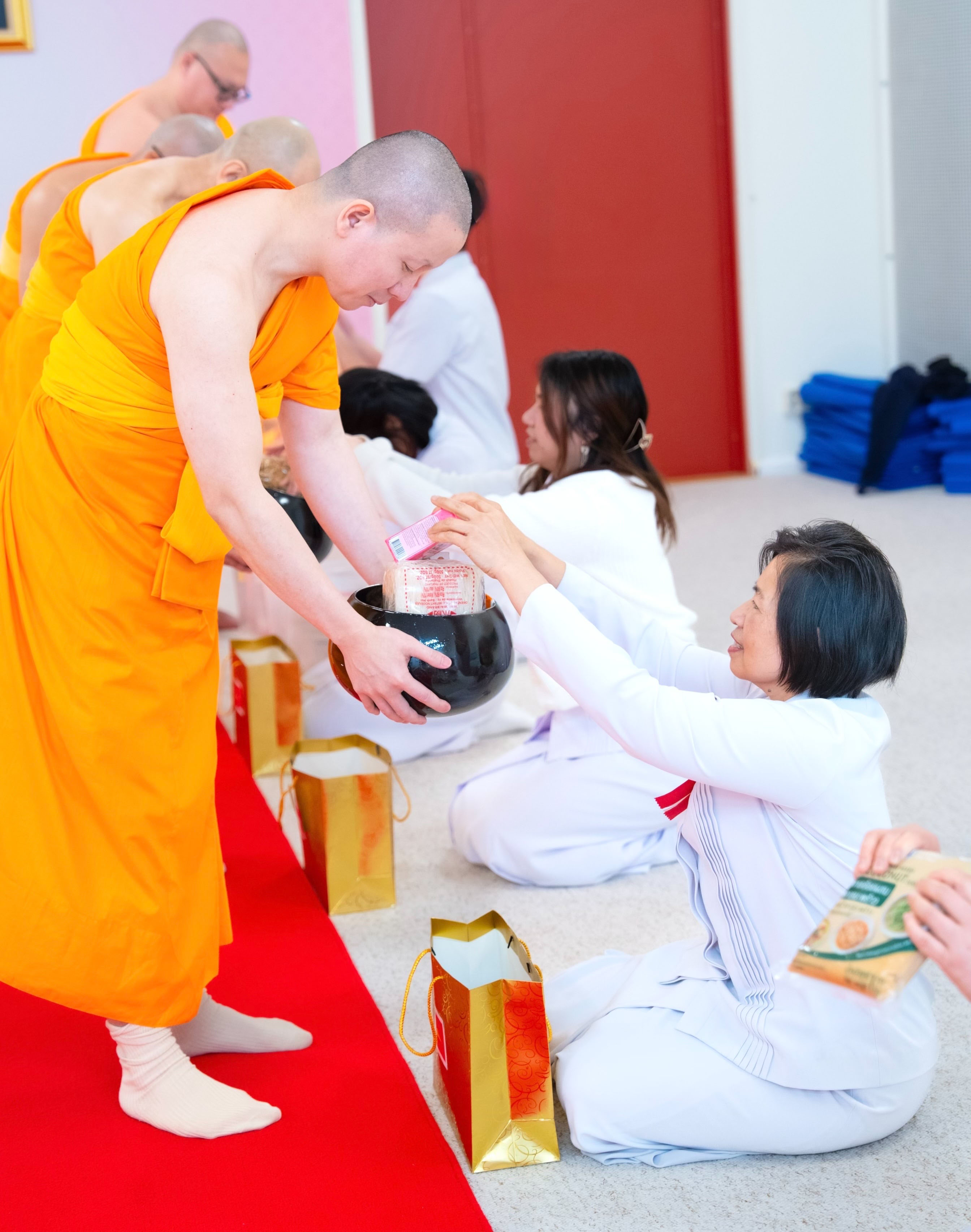 วัดพระธรรมกายสตอกโฮล์ม จัดงานบุญบูชาข้าวพระ