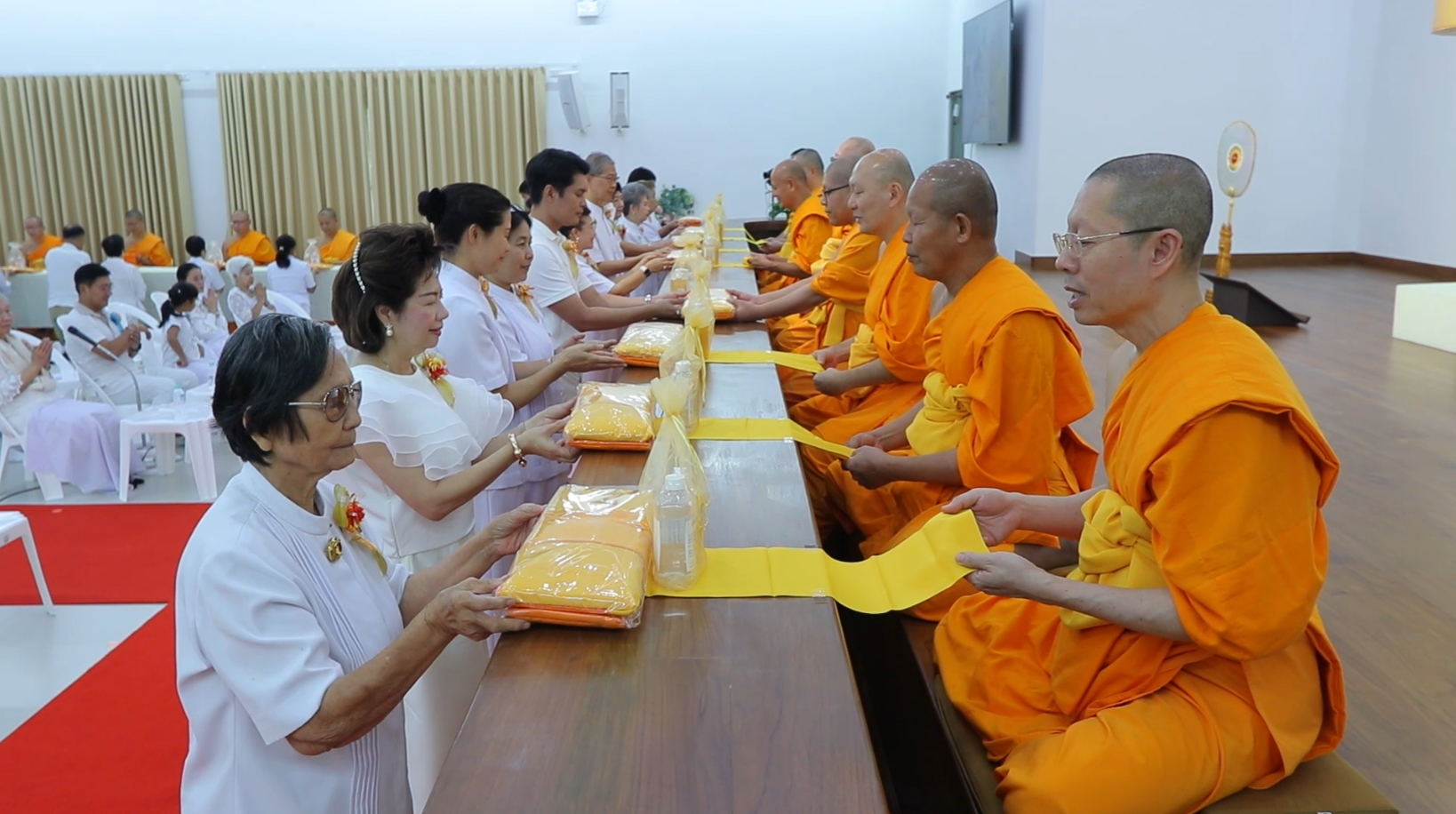 ศูนย์ปฏิบัติธรรมน้ำใสใจสว่าง จัดพิธีถวายสังฆทานและต้อนรับคณะพระธรรมยาตรา