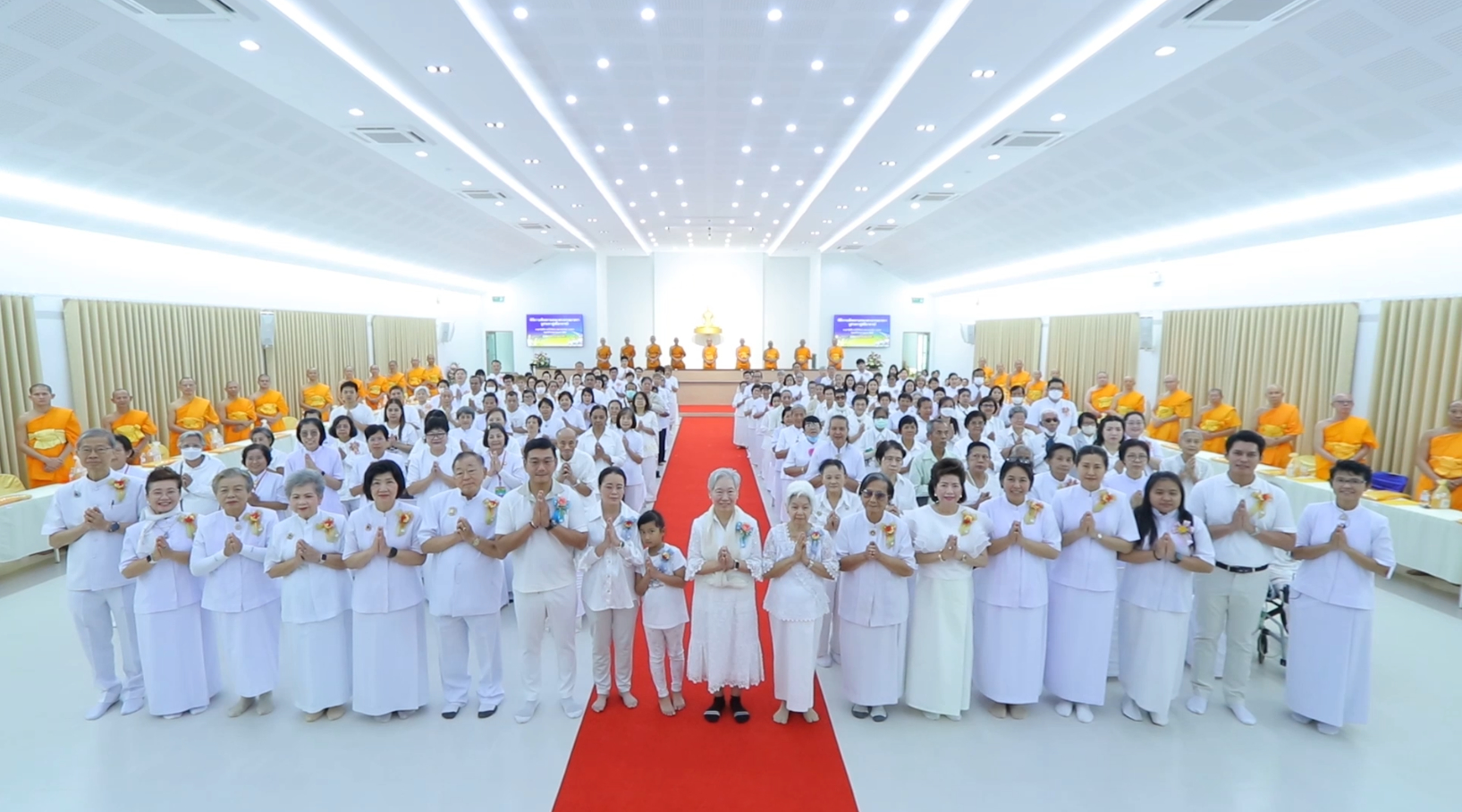 ศูนย์ปฏิบัติธรรมน้ำใสใจสว่าง จัดพิธีถวายสังฆทานและต้อนรับคณะพระธรรมยาตรา