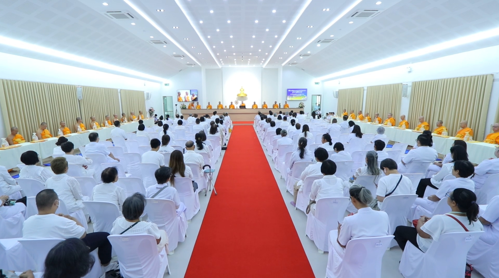 ศูนย์ปฏิบัติธรรมน้ำใสใจสว่าง จัดพิธีถวายสังฆทานและต้อนรับคณะพระธรรมยาตรา
