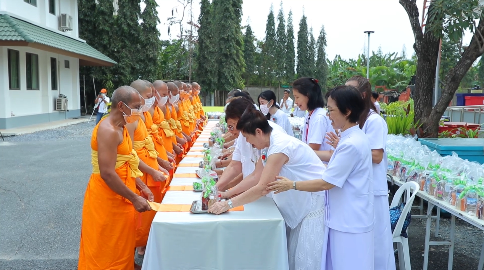 ศูนย์ปฏิบัติธรรมน้ำใสใจสว่าง จัดพิธีทอดผ้าป่าสร้างอาคารโรงครัว หอฉัน และต้อนรับพระธรรมยาตรา