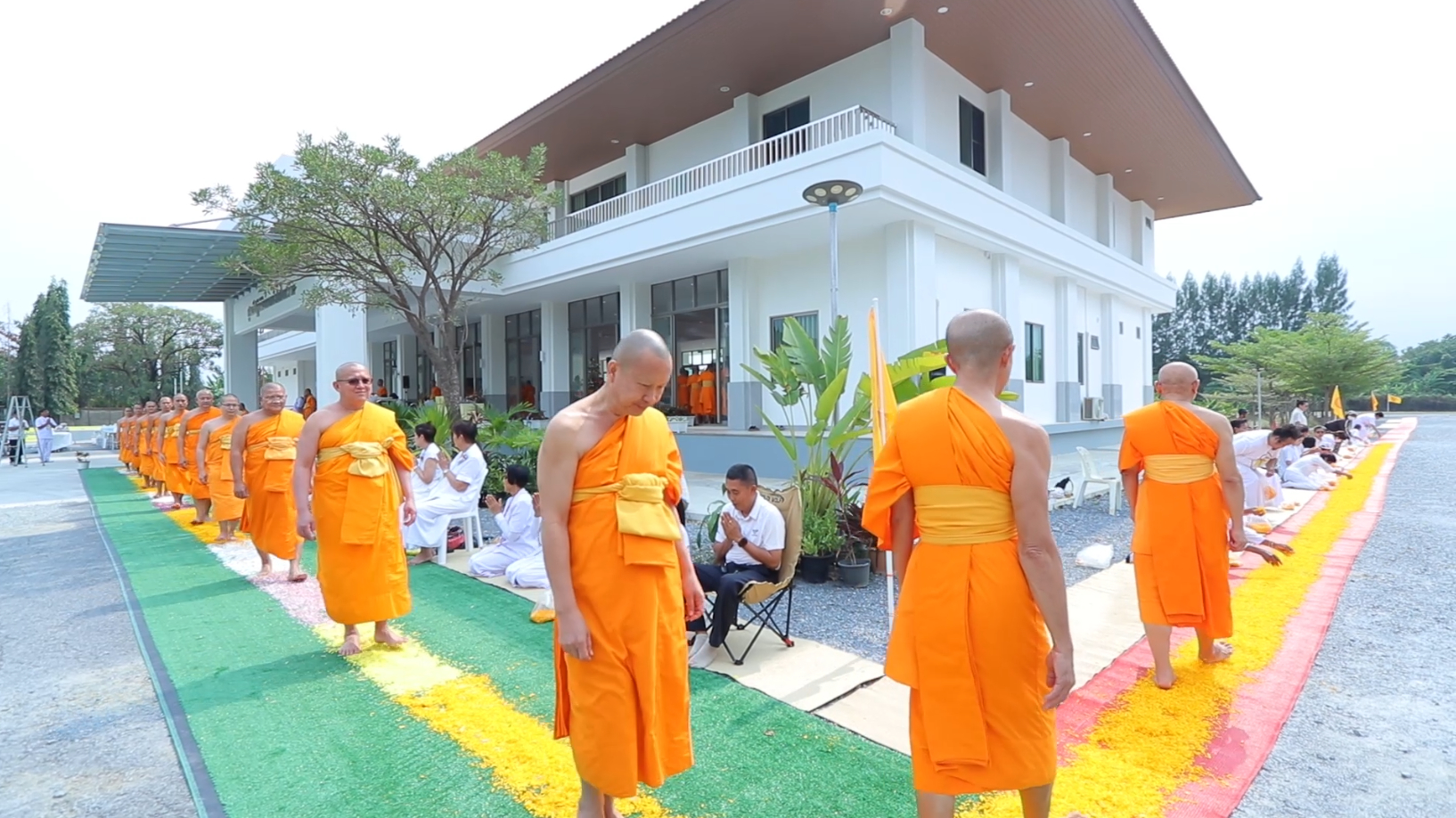 ศูนย์ปฏิบัติธรรมน้ำใสใจสว่าง จัดพิธีทอดผ้าป่าสร้างอาคารโรงครัว หอฉัน และต้อนรับพระธรรมยาตรา