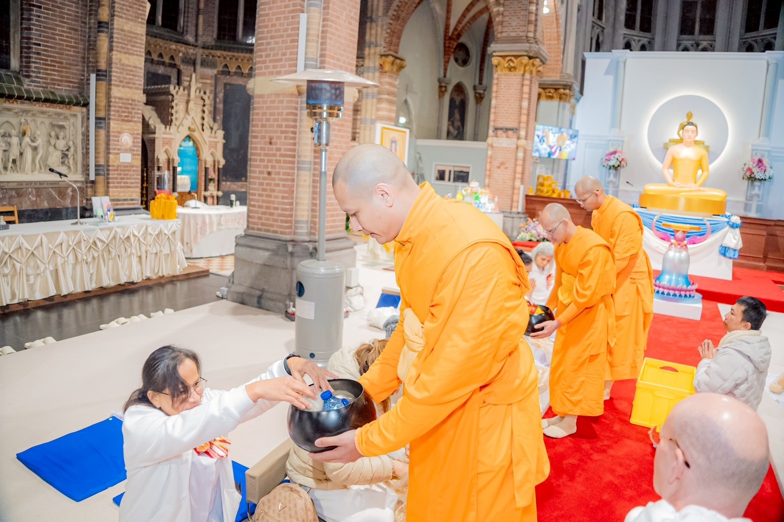 วัดพระธรรมกายเนเธอร์แลนด์ จัดงานบุญบูชาข้าวพระ