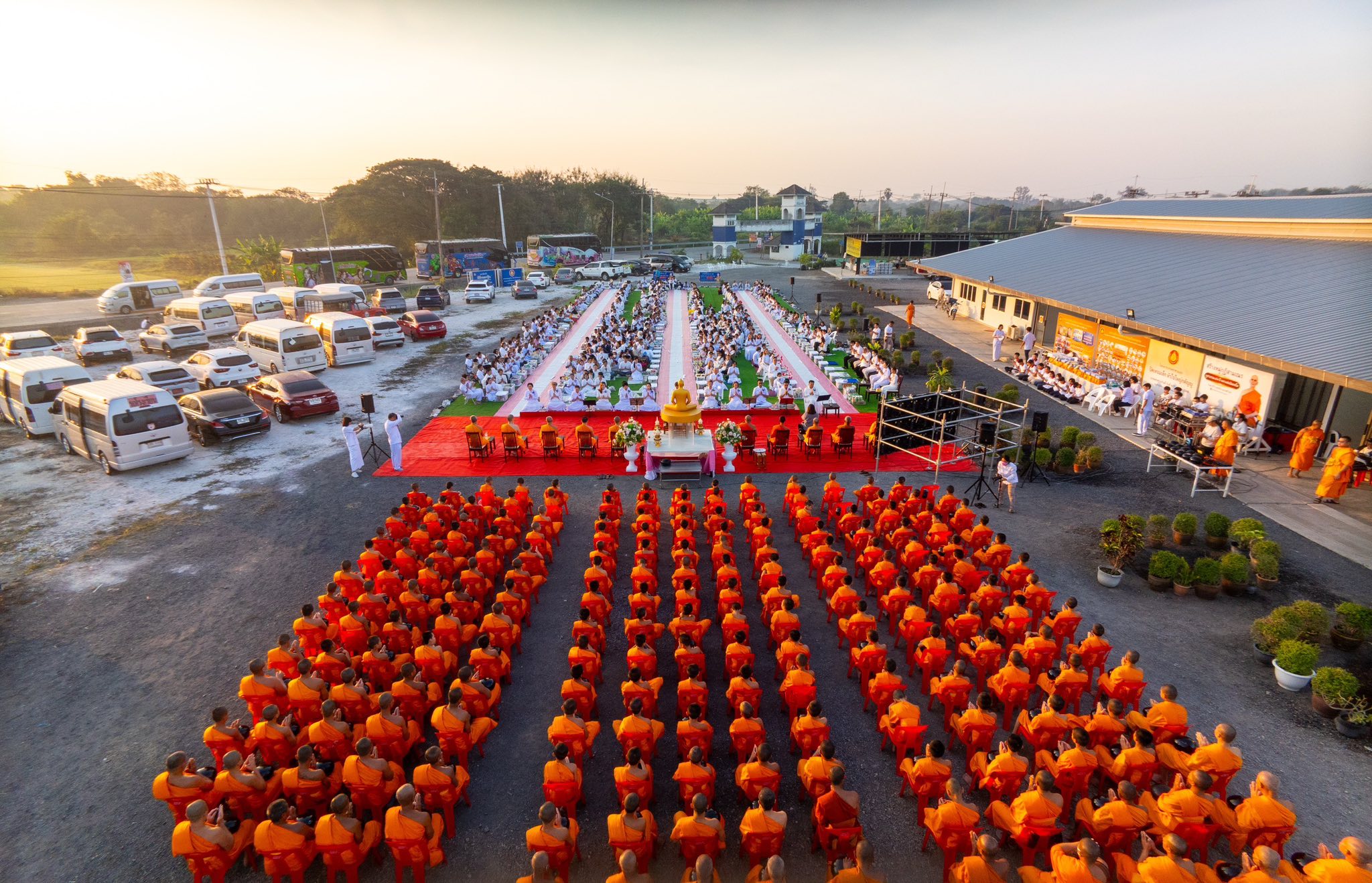 พิธีตักบาตรสามเณรกว่า 200 รูป ณ ศูนย์ปฏิบัติธรรมเบญจธรรมบ้านปทุม จังหวัดปทุมธานี