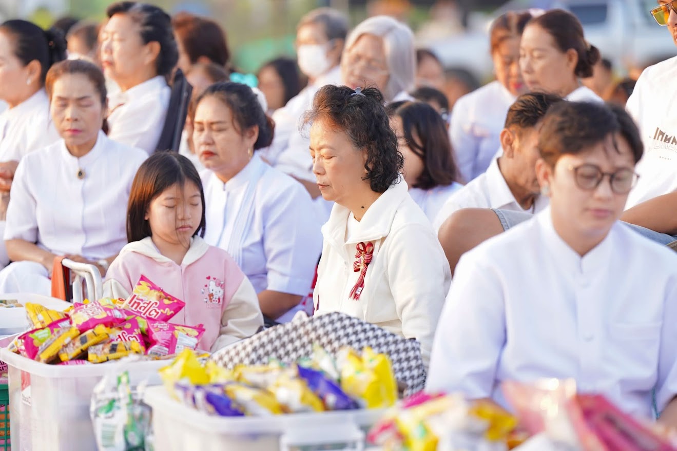 พิธีตักบาตรสามเณรกว่า 200 รูป ณ ศูนย์ปฏิบัติธรรมเบญจธรรมบ้านปทุม จังหวัดปทุมธานี