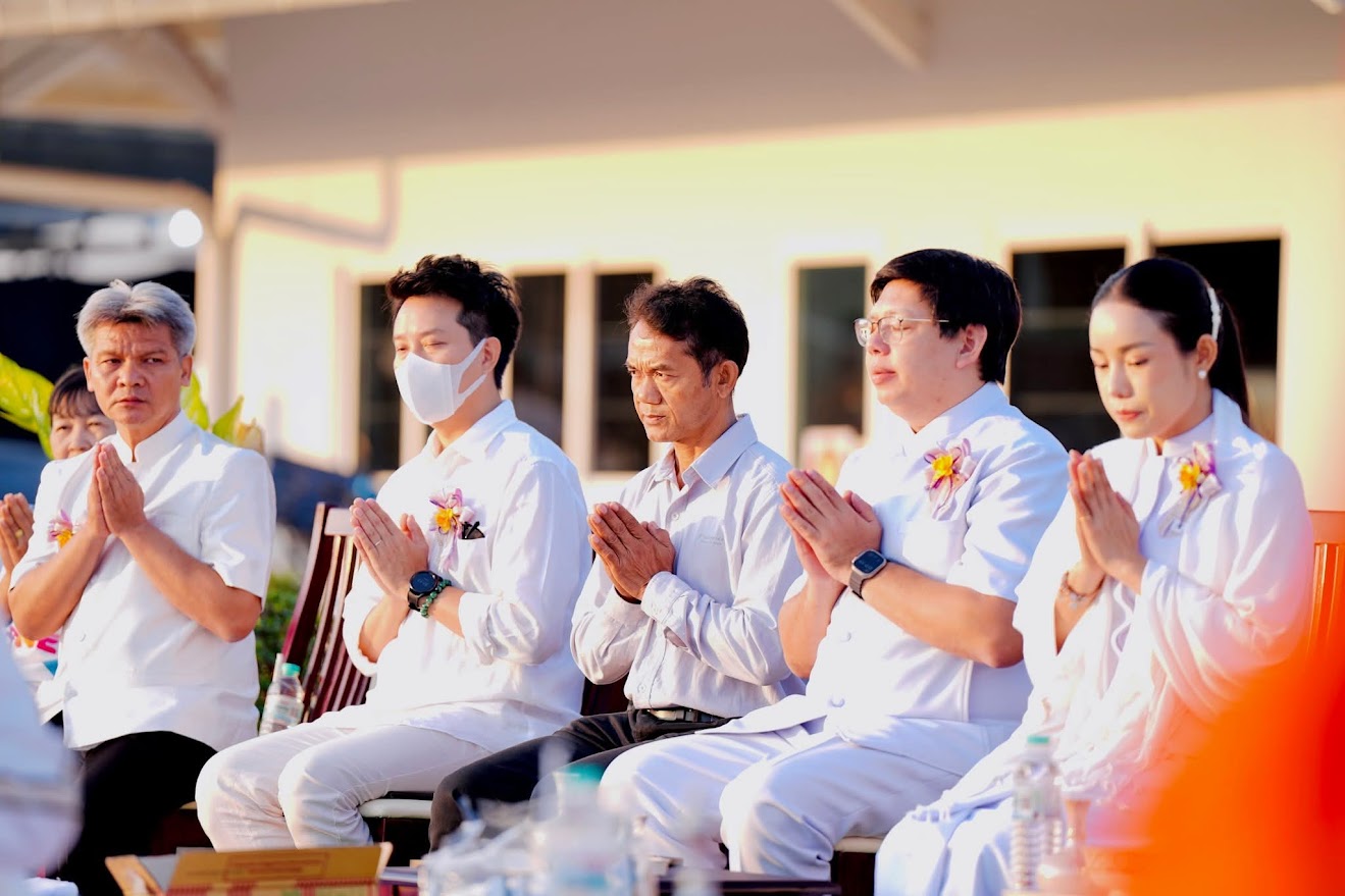 พิธีตักบาตรสามเณรกว่า 200 รูป ณ ศูนย์ปฏิบัติธรรมเบญจธรรมบ้านปทุม จังหวัดปทุมธานี