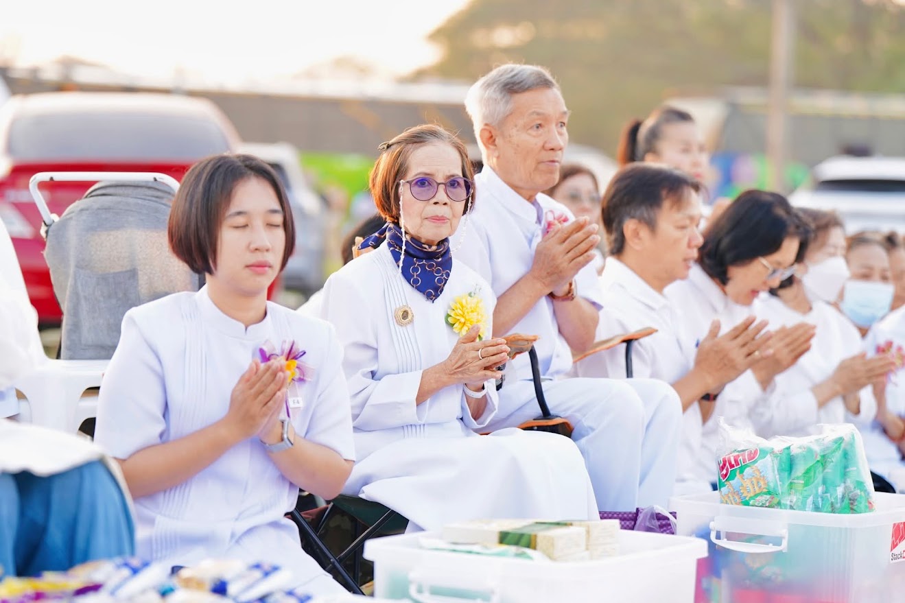 พิธีตักบาตรสามเณรกว่า 200 รูป ณ ศูนย์ปฏิบัติธรรมเบญจธรรมบ้านปทุม จังหวัดปทุมธานี