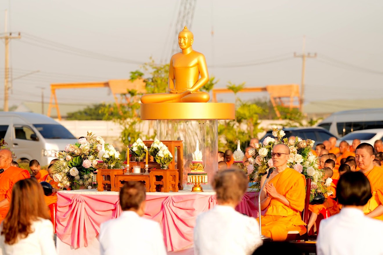 พิธีตักบาตรสามเณรกว่า 200 รูป ณ ศูนย์ปฏิบัติธรรมเบญจธรรมบ้านปทุม จังหวัดปทุมธานี