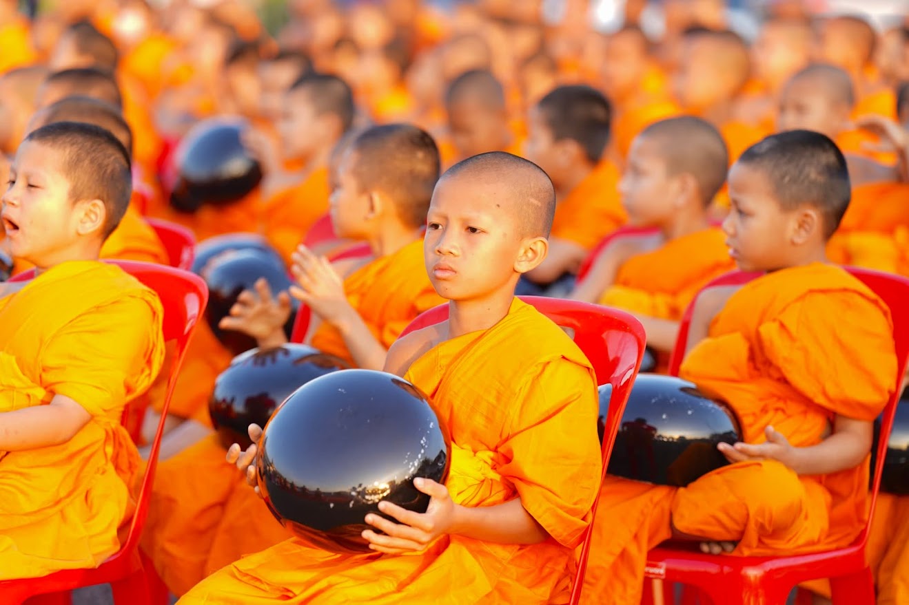 พิธีตักบาตรสามเณรกว่า 200 รูป ณ ศูนย์ปฏิบัติธรรมเบญจธรรมบ้านปทุม จังหวัดปทุมธานี