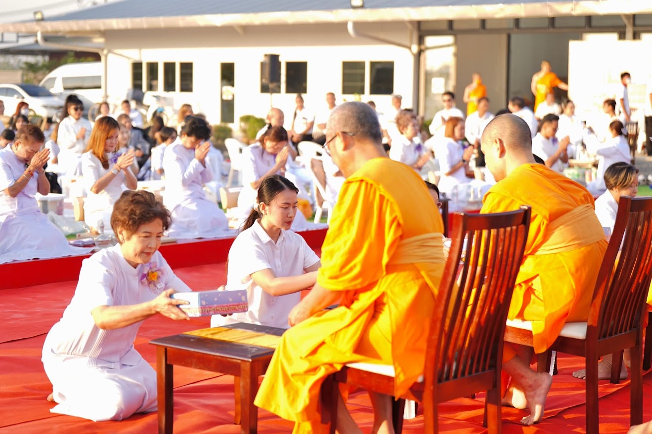 พิธีตักบาตรสามเณรกว่า 200 รูป ณ ศูนย์ปฏิบัติธรรมเบญจธรรมบ้านปทุม จังหวัดปทุมธานี