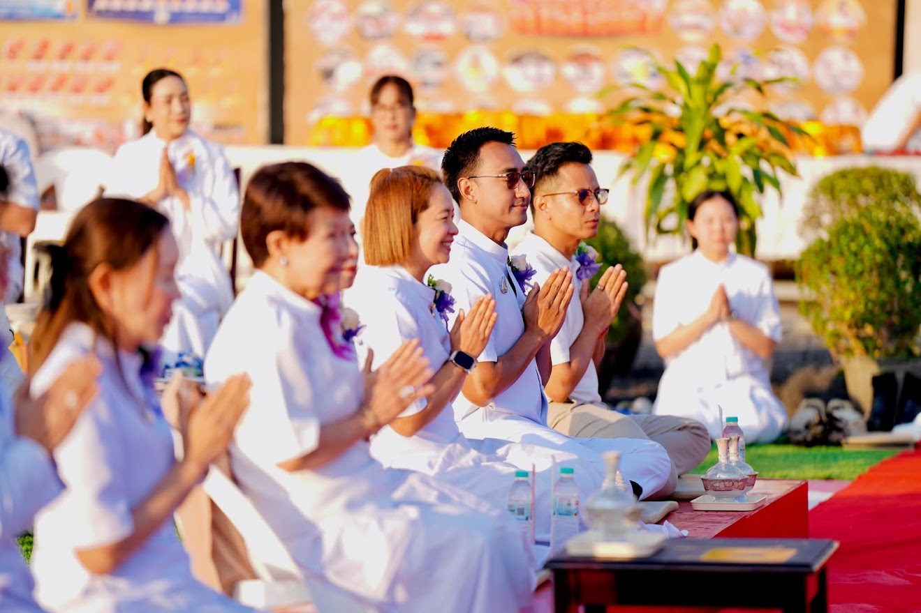 พิธีตักบาตรสามเณรกว่า 200 รูป ณ ศูนย์ปฏิบัติธรรมเบญจธรรมบ้านปทุม จังหวัดปทุมธานี