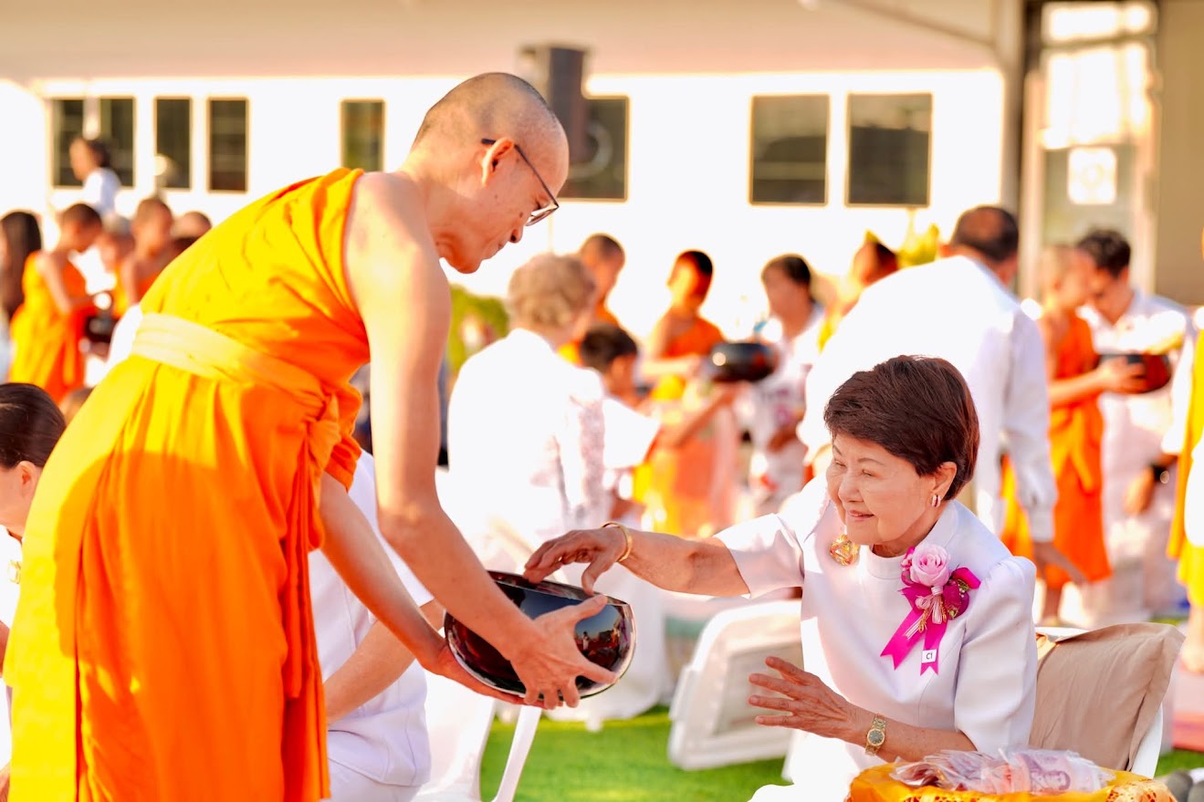 พิธีตักบาตรสามเณรกว่า 200 รูป ณ ศูนย์ปฏิบัติธรรมเบญจธรรมบ้านปทุม จังหวัดปทุมธานี