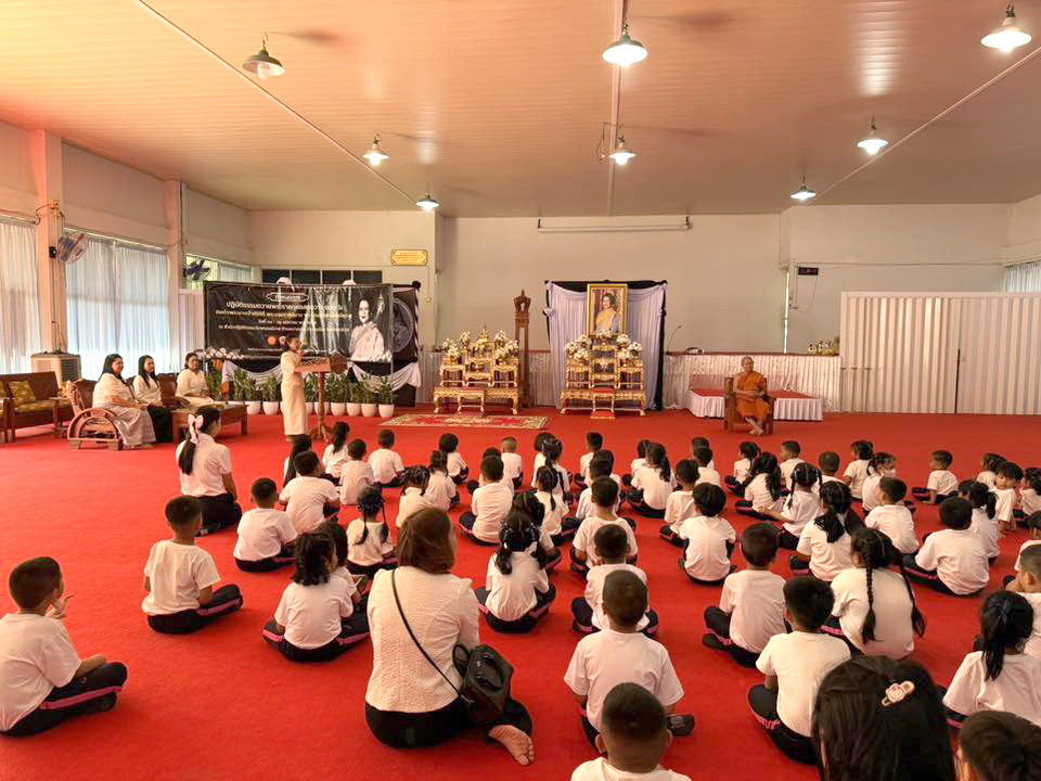 โรงเรียนอนุบาลนราธิวาส ร่วมกับ วัดพรหมนิวาส จัดโครงการส่งเสริมคุณธรรมและจริยธรรม