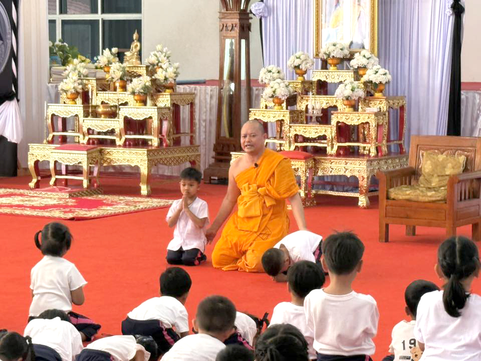โรงเรียนอนุบาลนราธิวาส ร่วมกับ วัดพรหมนิวาส จัดโครงการส่งเสริมคุณธรรมและจริยธรรม