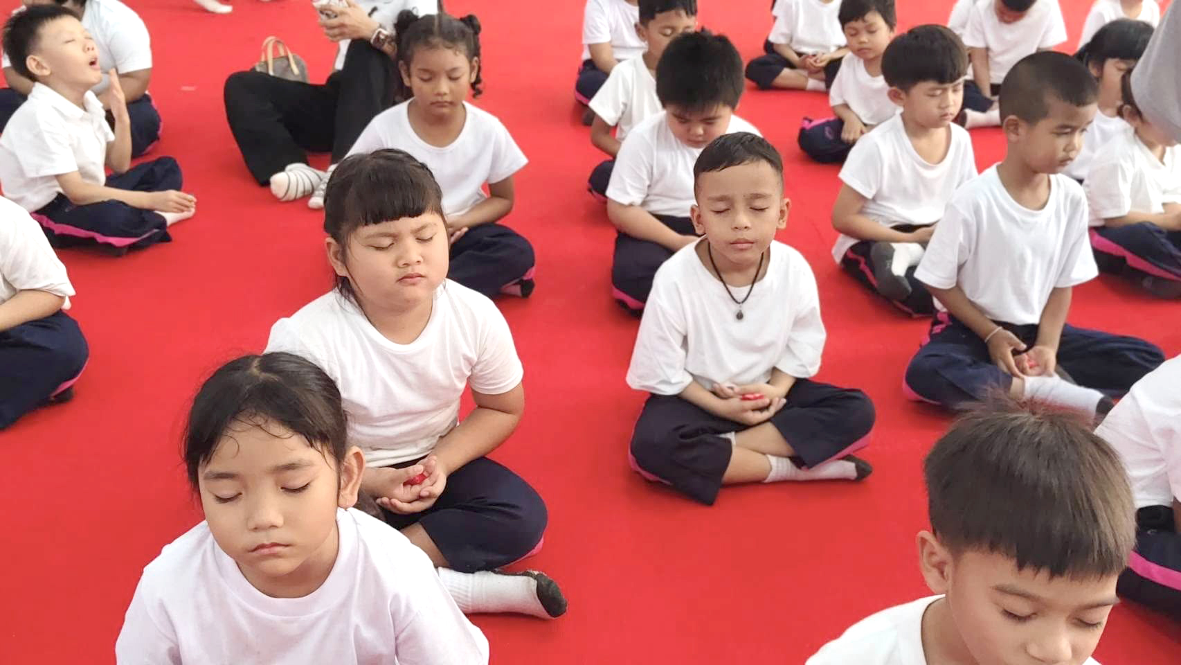 โรงเรียนอนุบาลนราธิวาส ร่วมกับ วัดพรหมนิวาส จัดโครงการส่งเสริมคุณธรรมและจริยธรรม