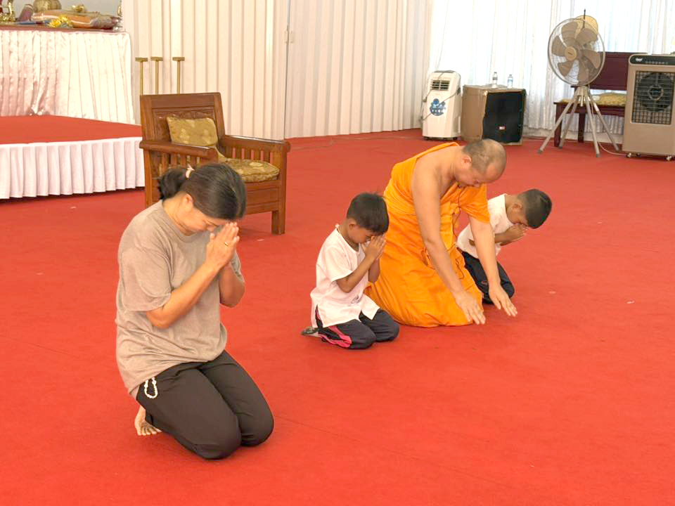 โรงเรียนอนุบาลนราธิวาส ร่วมกับ วัดพรหมนิวาส จัดโครงการส่งเสริมคุณธรรมและจริยธรรม