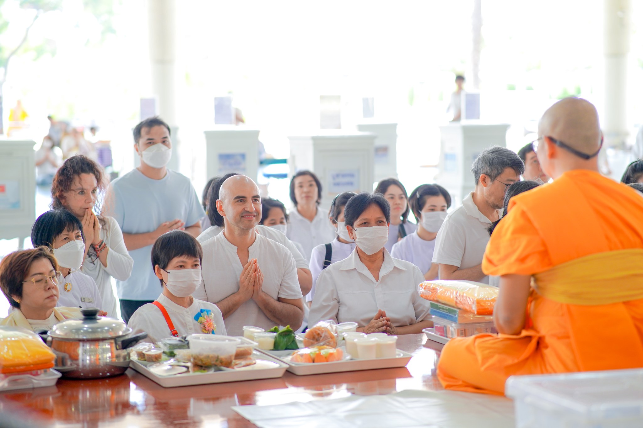 ชาวโคลัมเบีย 2 ท่าน มาเยี่ยมชมวัดพระธรรมกาย