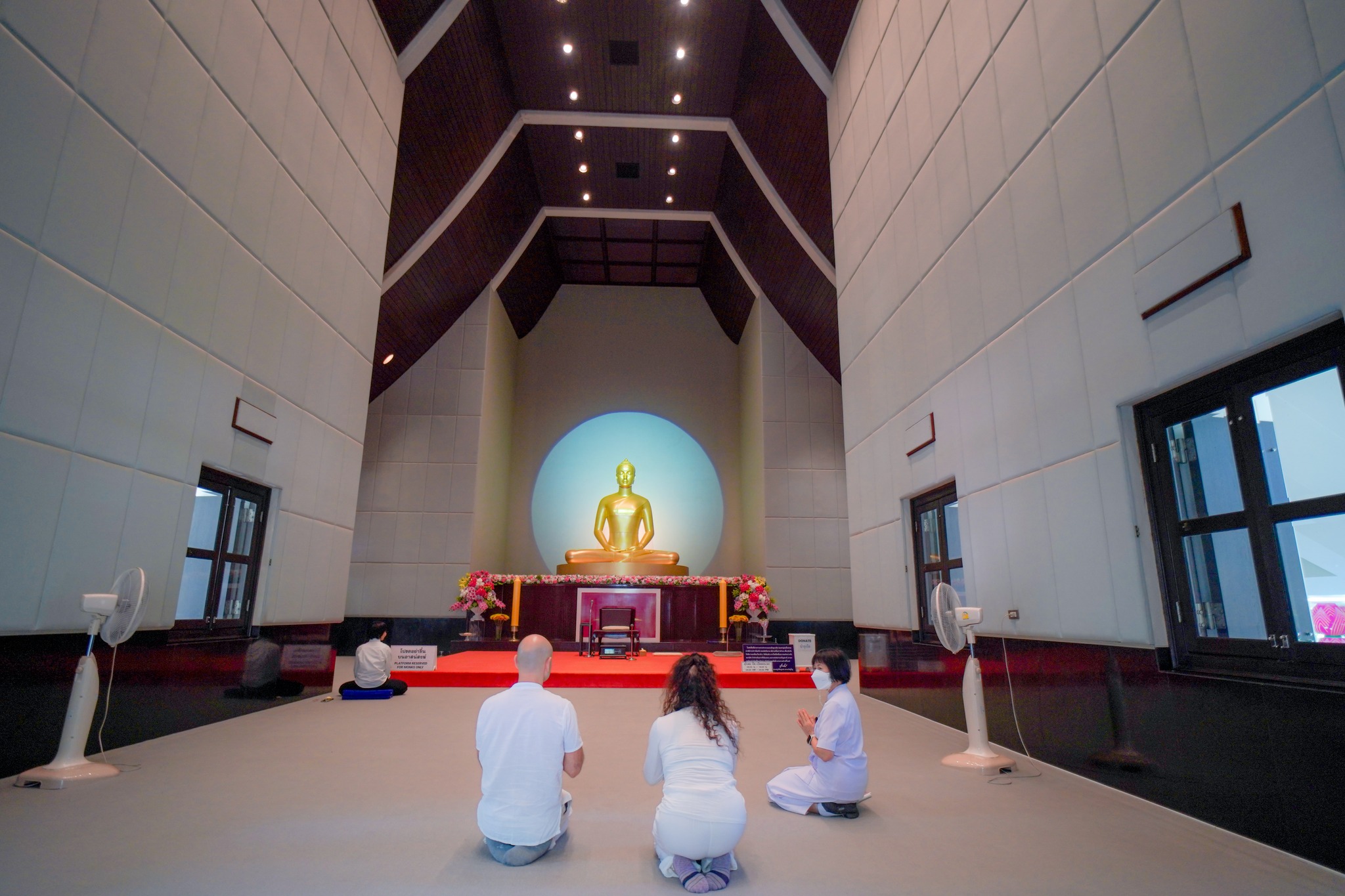 ชาวโคลัมเบีย 2 ท่าน มาเยี่ยมชมวัดพระธรรมกาย