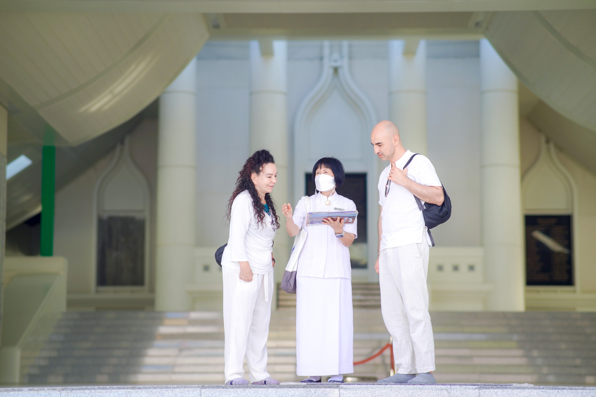 ชาวโคลัมเบีย 2 ท่าน มาเยี่ยมชมวัดพระธรรมกาย