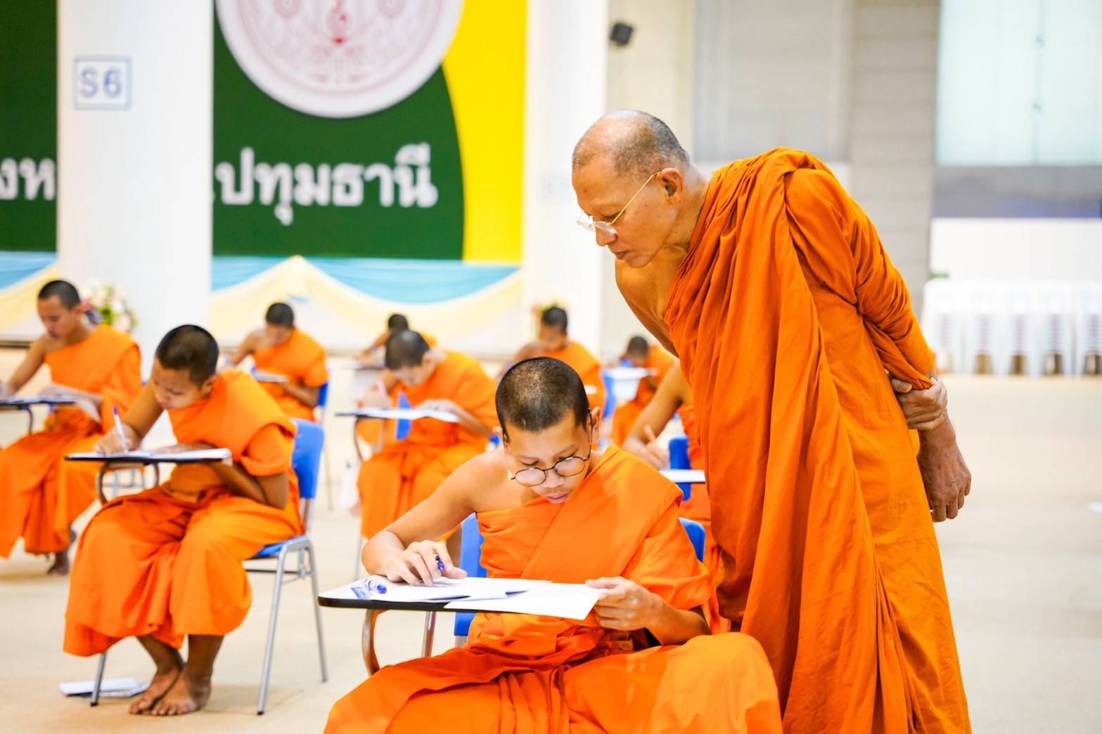 เจ้าอาวาสวัดสามพระยา ตรวจเยี่ยมสนามสอบบาลี ณ วัดพระธรรมกาย