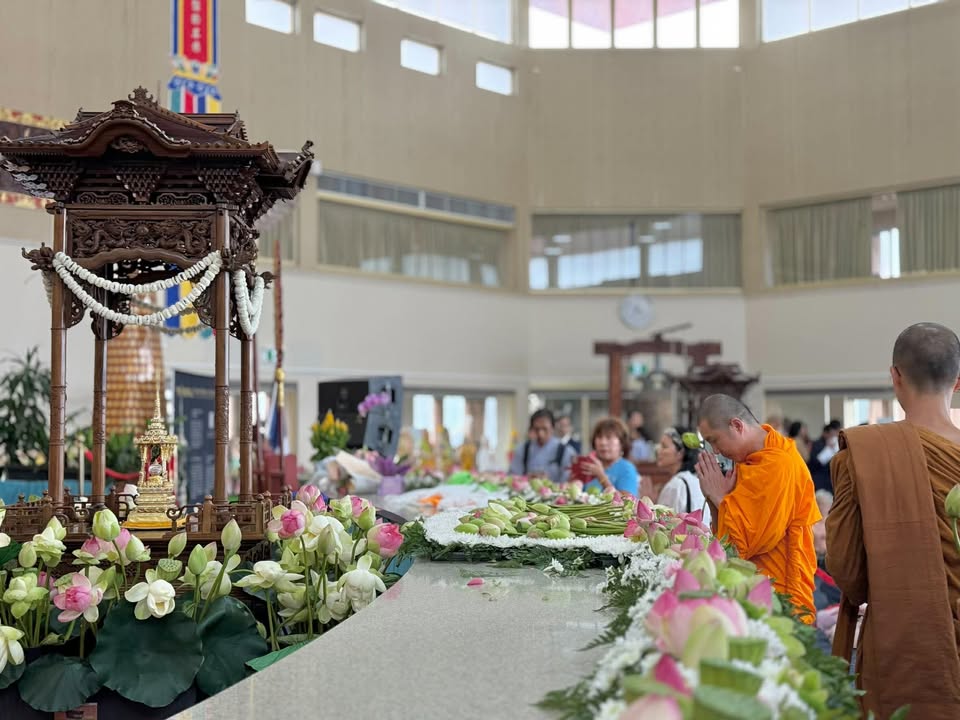 คณะสงฆ์วัดพระธรรมกายเมลเบิร์น ร่วมพิธีเจริญพระพุทธมนต์รับพระบรมสารีริกธาตุจากฝรั่งเศส