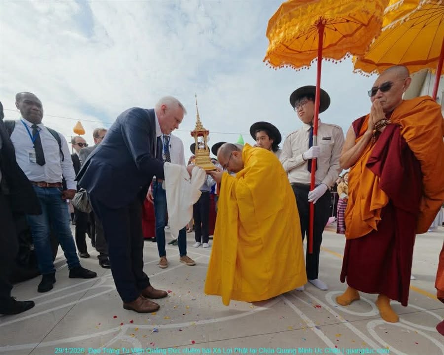 คณะสงฆ์วัดพระธรรมกายเมลเบิร์น ร่วมพิธีเจริญพระพุทธมนต์รับพระบรมสารีริกธาตุจากฝรั่งเศส