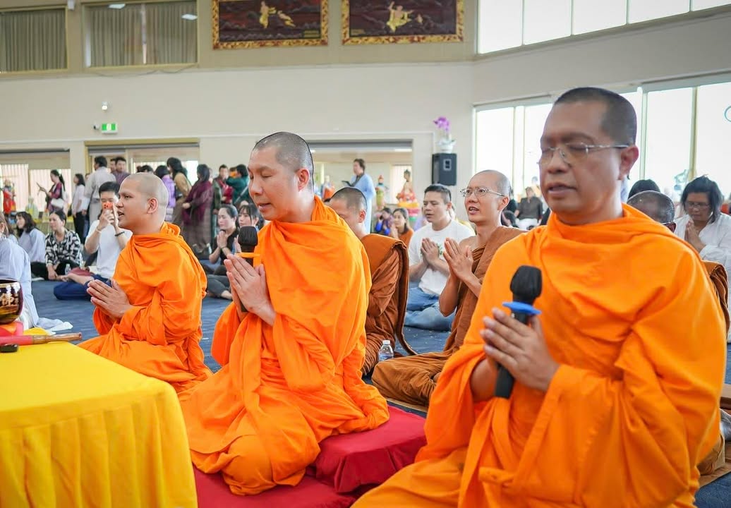 คณะสงฆ์วัดพระธรรมกายเมลเบิร์น ร่วมพิธีเจริญพระพุทธมนต์รับพระบรมสารีริกธาตุจากฝรั่งเศส